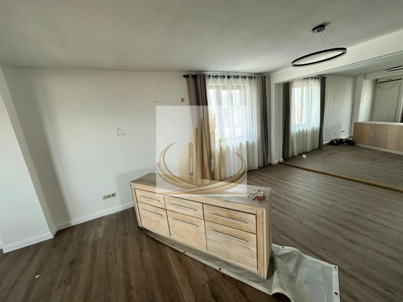 Penthouse Ștefan cel Mare | Spațiu birouri / clinică / beauty | Terasă - Grand Mobilis Imobiliare are plăcerea de a vă prezenta spre vânzare un spațiu versatil, ideal pentru birouri, clinică sau activități de înfrumusețare, situat într-un apartament tip penthouse, pe Ștefan cel Mare, la etajul 7 al unui imobil dotat cu lift.

Proprietatea beneficiază de o compartimentare eficientă și este compusă din:

* 3 camere spațioase
* 2 băi
* 2 balcoane
* Terasă generoasă de 150 mp, situată pe acoperiș și înscrisă în CF

Spațiul este potrivit pentru orice tip de activitate profesională, inclusiv salon de înfrumusețare, oferind flexibilitate și vizibilitate excelentă.

Proprietatea are potențial investițional ridicat, putând genera venituri de aproximativ 800–900 euro/lună din chirii. În prezent, spațiul nu este închiriat.

Dotări:

* geamuri termopan
* aparate de aer condiționat în fiecare cameră
* încălzire prin calorifere
* parchet din lemn masiv

Pentru mai multe detalii sau programarea unei vizionări, echipa Grand Mobilis Imobiliare vă stă la dispoziție!

ID intern: CP3013544
