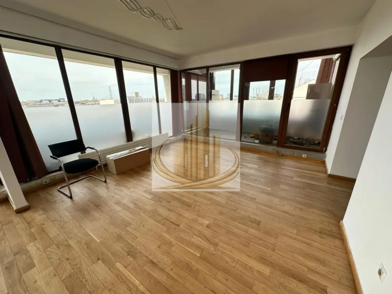 Penthouse de Lux pe Ștefan cel Mare | 154 mp + Terasă 150 mp - Grand Mobilis Imobiliare are plăcerea de a vă prezenta spre inchiriere un apartament tip penthouse spectaculos, situat pe Ștefan cel Mare, la etajul 7 al unui imobil cu lift, cu o priveliște impresionantă asupra orașului.

Această proprietate exclusivistă se remarcă prin:

* 154 mp utili de spațiu generos
* 3 camere luminoase
* 2 băi moderne
* 2 balcoane
* Terasă de 150 mp pe acoperiș, perfectă pentru relaxare sau evenimente, înscrisă în CF

Dotări premium:

* geamuri termopan
* aparate de aer condiționat în fiecare cameră
* încălzire prin calorifere
* parchet din lemn masiv

Apartamentul este ideal atât pentru locuință de lux, cât și pentru birouri, clinică sau spațiu de înfrumusețare, oferind confort, eleganță și funcționalitate într-o locație centrală și exclusivistă.

Pentru mai multe detalii sau programarea unei vizionări, echipa Grand Mobilis Imobiliare vă stă la dispoziție!
ID intern: CP3014659