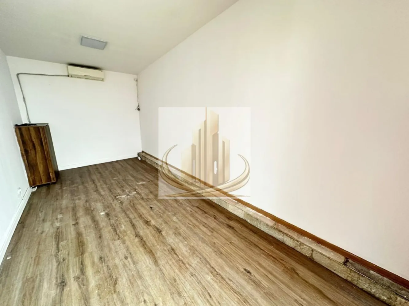 Penthouse de Lux pe Ștefan cel Mare | 154 mp + Terasă 150 mp - Grand Mobilis Imobiliare are plăcerea de a vă prezenta spre inchiriere un apartament tip penthouse spectaculos, situat pe Ștefan cel Mare, la etajul 7 al unui imobil cu lift, cu o priveliște impresionantă asupra orașului.

Această proprietate exclusivistă se remarcă prin:

* 154 mp utili de spațiu generos
* 3 camere luminoase
* 2 băi moderne
* 2 balcoane
* Terasă de 150 mp pe acoperiș, perfectă pentru relaxare sau evenimente, înscrisă în CF

Dotări premium:

* geamuri termopan
* aparate de aer condiționat în fiecare cameră
* încălzire prin calorifere
* parchet din lemn masiv

Apartamentul este ideal atât pentru locuință de lux, cât și pentru birouri, clinică sau spațiu de înfrumusețare, oferind confort, eleganță și funcționalitate într-o locație centrală și exclusivistă.

Pentru mai multe detalii sau programarea unei vizionări, echipa Grand Mobilis Imobiliare vă stă la dispoziție!
ID intern: CP3014659