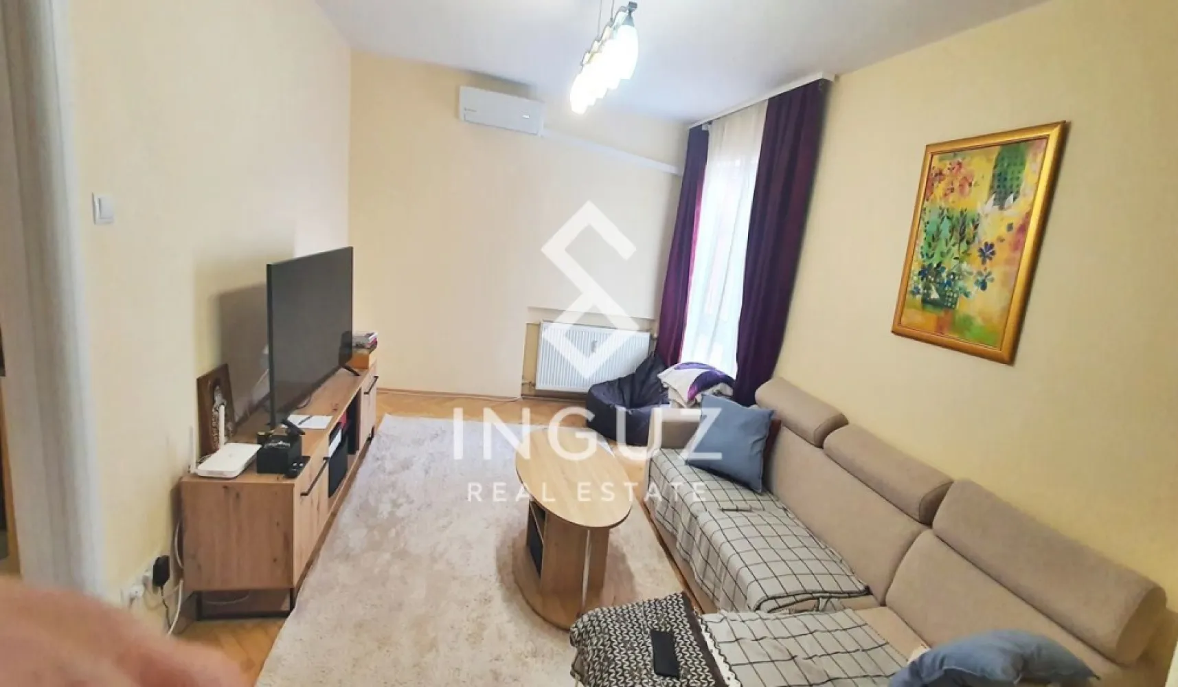 Apartament 2 camere de închiriat | Iancului, București - Apartament 2 camere de închiriat | Iancului, București

Preț: 2.400 RON (negociabil)
Comision agenție: 50%

Locație:

Iancului – la aproximativ 50 m de stația de metrou Piața Iancului
În apropiere de Parcul Tolbuhin, Școala 56 și Liceul Hasdeu

Detalii proprietate:
Tip: apartament 2 camere
Suprafață utilă: 48 m²
Compartimentare: semidecomandat
Etaj: 2 / 10
An construcție: 1970 (bloc reabilitat termic)
Încălzire: centralizată (repartitoare)
Disponibil din: 01.05.2026
Clasă energetică: A
Dotări:
Complet renovat
Mobilat complet
Aer condiționat
Mașină de spălat
Frigider
Aragaz + cuptor + hotă
Boiler baie
Internet (fibra optică – RCS)
Debara
Senzor de fum
Descriere:

Apartament de 2 camere, situat la etajul 2, într-un bloc reabilitat termic, cu vedere către Parcul Tolbuhin.

Locuința este complet renovată și se prezintă într-o stare impecabilă, fiind mobilată și utilată complet, pregătită pentru mutare imediată.

Acces excelent la mijloace de transport (metrou, tramvai, autobuz, troleibuz), la doar câțiva pași de stația Piața Iancului.

Condiții:
Nu se acceptă animale de companie
Inguz Real Estate

📱 +40 774 017 567 (WhatsApp)

✉️ info@inguzrealestate.com