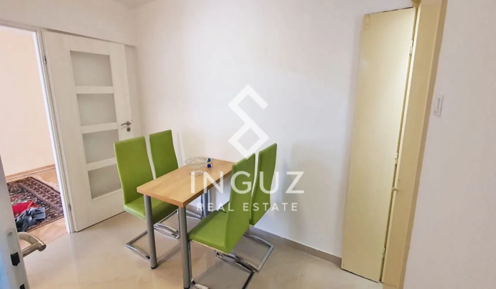 Apartament 2 camere de închiriat | Iancului, București - Apartament 2 camere de închiriat | Iancului, București

Preț: 2.400 RON (negociabil)
Comision agenție: 50%

Locație:

Iancului – la aproximativ 50 m de stația de metrou Piața Iancului
În apropiere de Parcul Tolbuhin, Școala 56 și Liceul Hasdeu

Detalii proprietate:
Tip: apartament 2 camere
Suprafață utilă: 48 m²
Compartimentare: semidecomandat
Etaj: 2 / 10
An construcție: 1970 (bloc reabilitat termic)
Încălzire: centralizată (repartitoare)
Disponibil din: 01.05.2026
Clasă energetică: A
Dotări:
Complet renovat
Mobilat complet
Aer condiționat
Mașină de spălat
Frigider
Aragaz + cuptor + hotă
Boiler baie
Internet (fibra optică – RCS)
Debara
Senzor de fum
Descriere:

Apartament de 2 camere, situat la etajul 2, într-un bloc reabilitat termic, cu vedere către Parcul Tolbuhin.

Locuința este complet renovată și se prezintă într-o stare impecabilă, fiind mobilată și utilată complet, pregătită pentru mutare imediată.

Acces excelent la mijloace de transport (metrou, tramvai, autobuz, troleibuz), la doar câțiva pași de stația Piața Iancului.

Condiții:
Nu se acceptă animale de companie
Inguz Real Estate

📱 +40 774 017 567 (WhatsApp)

✉️ info@inguzrealestate.com
