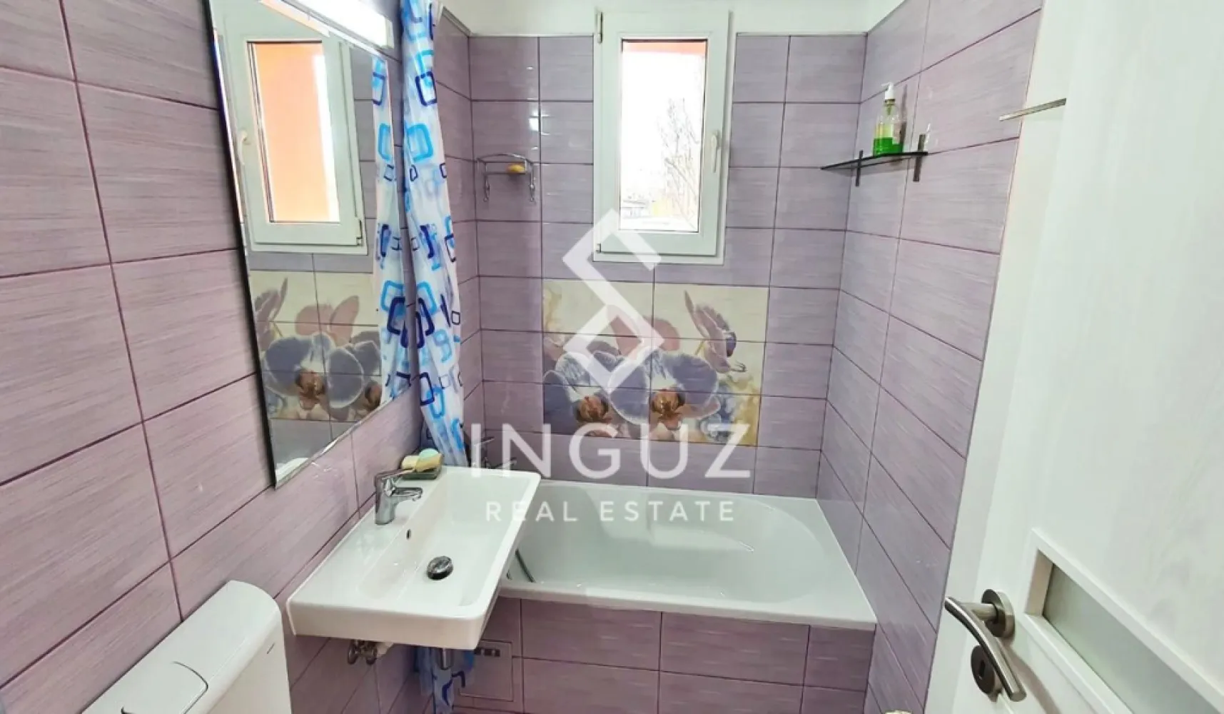 Apartament 2 camere de închiriat | Iancului, București - Apartament 2 camere de închiriat | Iancului, București

Preț: 2.400 RON (negociabil)
Comision agenție: 50%

Locație:

Iancului – la aproximativ 50 m de stația de metrou Piața Iancului
În apropiere de Parcul Tolbuhin, Școala 56 și Liceul Hasdeu

Detalii proprietate:
Tip: apartament 2 camere
Suprafață utilă: 48 m²
Compartimentare: semidecomandat
Etaj: 2 / 10
An construcție: 1970 (bloc reabilitat termic)
Încălzire: centralizată (repartitoare)
Disponibil din: 01.05.2026
Clasă energetică: A
Dotări:
Complet renovat
Mobilat complet
Aer condiționat
Mașină de spălat
Frigider
Aragaz + cuptor + hotă
Boiler baie
Internet (fibra optică – RCS)
Debara
Senzor de fum
Descriere:

Apartament de 2 camere, situat la etajul 2, într-un bloc reabilitat termic, cu vedere către Parcul Tolbuhin.

Locuința este complet renovată și se prezintă într-o stare impecabilă, fiind mobilată și utilată complet, pregătită pentru mutare imediată.

Acces excelent la mijloace de transport (metrou, tramvai, autobuz, troleibuz), la doar câțiva pași de stația Piața Iancului.

Condiții:
Nu se acceptă animale de companie
Inguz Real Estate

📱 +40 774 017 567 (WhatsApp)

✉️ info@inguzrealestate.com