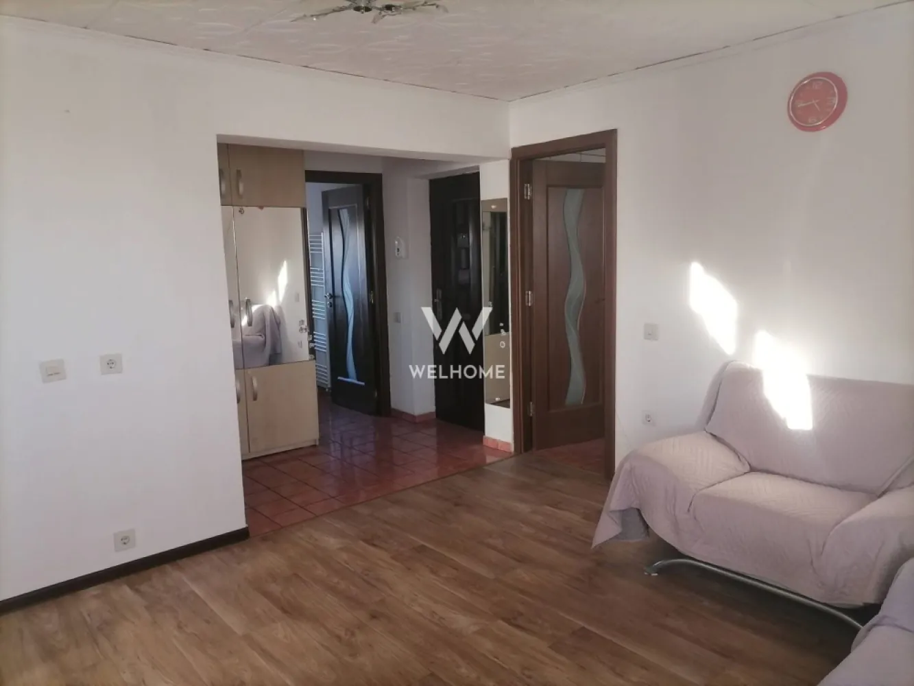Ap 3 camere, complet mobilat, zonă liniștită, lângă Promenada Mall - Se oferă spre închiriere un apartament spațios și luminos, situat într-o zonă liniștită de case, ideal pentru persoane serioase care își doresc confort și acces rapid la punctele de interes din oraș.
Are o suprafata de 65 mp+ 8 mp suprafata balconului 
La doar 2 minute de Promenada Mall!!

Locuința este complet mobilată și utilată „la cheie”, exact ca în poze: living generos cu zonă de relaxare și TV, bucătărie separată complet echipată, 2 dormitoare, baie cu cadă și mașină de spălat, plus multiple spații de depozitare. Beneficiază de aer condiționat și lumină naturală din plin.

✔ 3 camere decomandate
✔ Complet mobilat și utilat
✔ Aer condiționat
✔ Zonă liniștită, de case

Se închiriază pe termen lung.
Nu se acceptă fumători sau animale de companie.

 Preț: 350 €/lună + o lună garanție (fix)