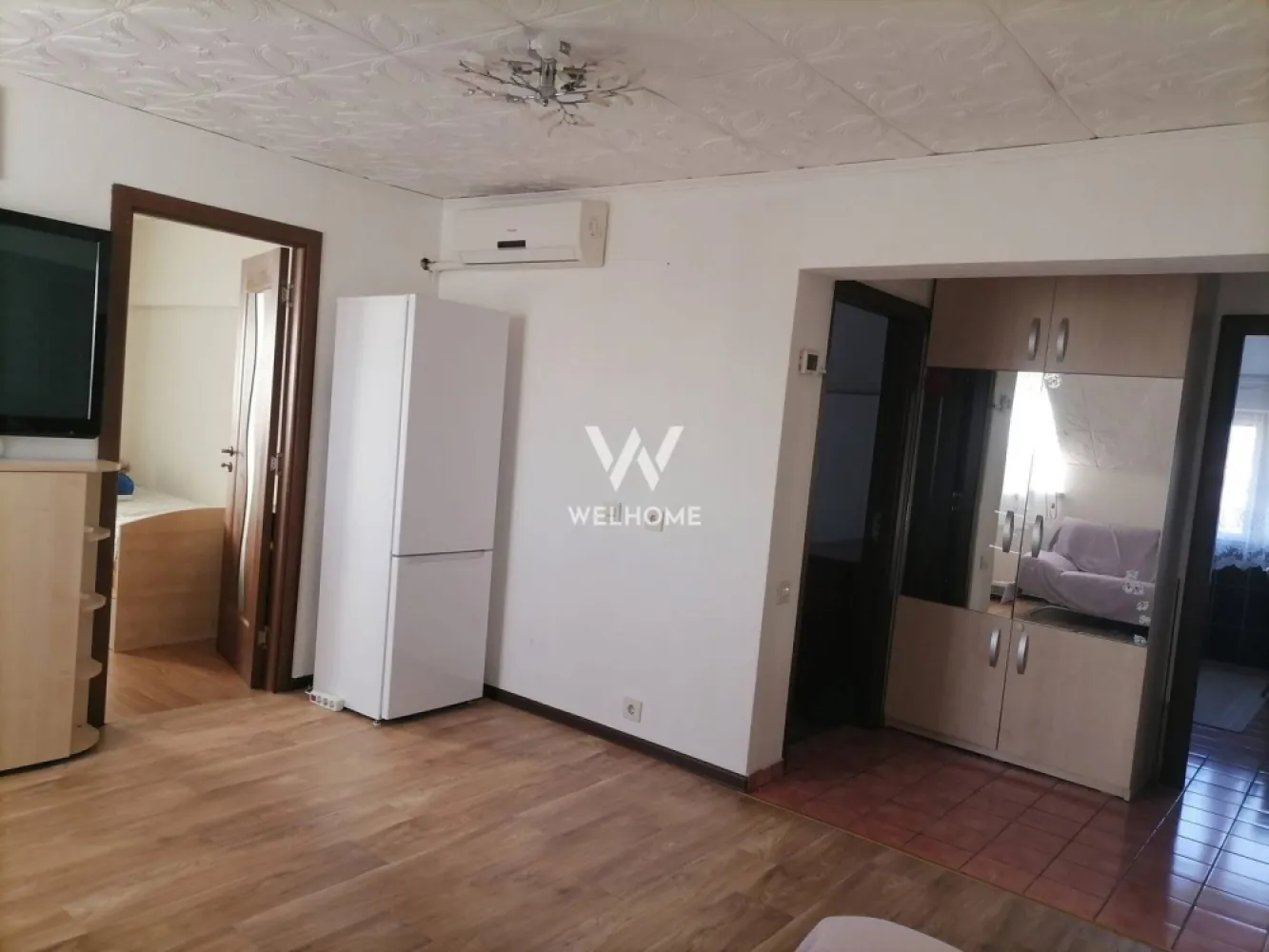 Ap 3 camere, complet mobilat, zonă liniștită, lângă Promenada Mall - Se oferă spre închiriere un apartament spațios și luminos, situat într-o zonă liniștită de case, ideal pentru persoane serioase care își doresc confort și acces rapid la punctele de interes din oraș.
Are o suprafata de 65 mp+ 8 mp suprafata balconului 
La doar 2 minute de Promenada Mall!!

Locuința este complet mobilată și utilată „la cheie”, exact ca în poze: living generos cu zonă de relaxare și TV, bucătărie separată complet echipată, 2 dormitoare, baie cu cadă și mașină de spălat, plus multiple spații de depozitare. Beneficiază de aer condiționat și lumină naturală din plin.

✔ 3 camere decomandate
✔ Complet mobilat și utilat
✔ Aer condiționat
✔ Zonă liniștită, de case

Se închiriază pe termen lung.
Nu se acceptă fumători sau animale de companie.

 Preț: 350 €/lună + o lună garanție (fix)