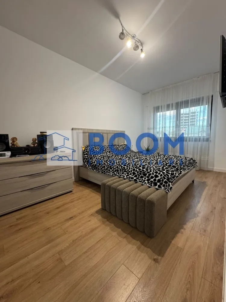 Studio | Zona Centrala | Parter Inalt | Parcare exterioara - Studio premium, complet mobilat și utilat, cu parcare – Veranda Residence, Râmnicu Vâlcea | Vedere spre Parcul Zăvoi

BOOM Imobiliare vă propune spre vânzare un studio modern, cu o suprafață utilă de 41,4 mp, situat la parter înalt în ansamblul rezidențial Veranda Residence din Râmnicu Vâlcea, beneficiind de o priveliște frumoasă către Parcul Zăvoi.

Locuința este finisată și mobilată la cheie, fiind pregătită pentru mutare imediată, fără investiții suplimentare. Compartimentarea este practică și luminoasă, incluzând:

dormitor;
living cu bucătărie open-space;
baie;
hol.

Dotări și beneficii:

loc de parcare exterior inclus;
încălzire în pardoseală;
centrală termică proprie;
aer condiționat;
rulouri electrice;
electrocasnice incluse;
mobilier modern și finisaje de calitate.

Poziționarea excelentă, cu vedere către Parcul Zăvoi, oferă un cadru liniștit și plăcut, fiind o alegere ideală atât pentru locuit, cât și pentru investiție.

Pentru mai multe informații și programarea unei vizionări, echipa BOOM Imobiliare vă stă la dispoziție. CP3226104