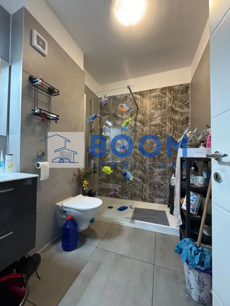 Studio | Zona Centrala | Parter Inalt | Parcare exterioara - Studio premium, complet mobilat și utilat, cu parcare – Veranda Residence, Râmnicu Vâlcea | Vedere spre Parcul Zăvoi

BOOM Imobiliare vă propune spre vânzare un studio modern, cu o suprafață utilă de 41,4 mp, situat la parter înalt în ansamblul rezidențial Veranda Residence din Râmnicu Vâlcea, beneficiind de o priveliște frumoasă către Parcul Zăvoi.

Locuința este finisată și mobilată la cheie, fiind pregătită pentru mutare imediată, fără investiții suplimentare. Compartimentarea este practică și luminoasă, incluzând:

dormitor;
living cu bucătărie open-space;
baie;
hol.

Dotări și beneficii:

loc de parcare exterior inclus;
încălzire în pardoseală;
centrală termică proprie;
aer condiționat;
rulouri electrice;
electrocasnice incluse;
mobilier modern și finisaje de calitate.

Poziționarea excelentă, cu vedere către Parcul Zăvoi, oferă un cadru liniștit și plăcut, fiind o alegere ideală atât pentru locuit, cât și pentru investiție.

Pentru mai multe informații și programarea unei vizionări, echipa BOOM Imobiliare vă stă la dispoziție. CP3226104