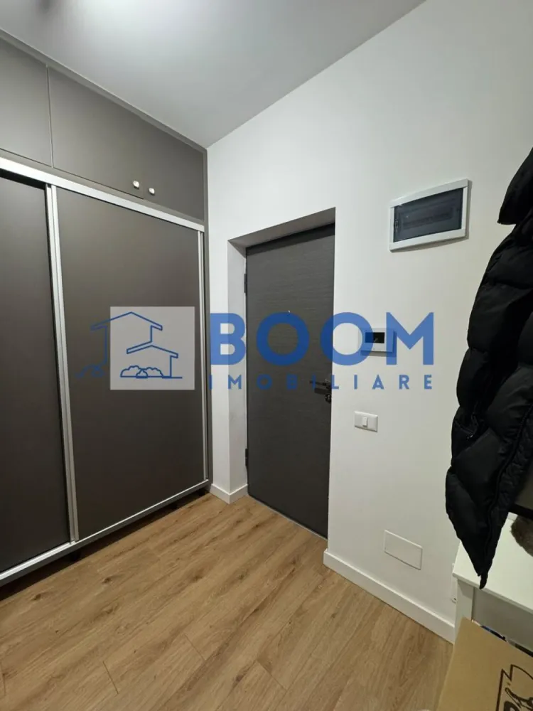 Studio | Zona Centrala | Parter Inalt | Parcare exterioara - Studio premium, complet mobilat și utilat, cu parcare – Veranda Residence, Râmnicu Vâlcea | Vedere spre Parcul Zăvoi

BOOM Imobiliare vă propune spre vânzare un studio modern, cu o suprafață utilă de 41,4 mp, situat la parter înalt în ansamblul rezidențial Veranda Residence din Râmnicu Vâlcea, beneficiind de o priveliște frumoasă către Parcul Zăvoi.

Locuința este finisată și mobilată la cheie, fiind pregătită pentru mutare imediată, fără investiții suplimentare. Compartimentarea este practică și luminoasă, incluzând:

dormitor;
living cu bucătărie open-space;
baie;
hol.

Dotări și beneficii:

loc de parcare exterior inclus;
încălzire în pardoseală;
centrală termică proprie;
aer condiționat;
rulouri electrice;
electrocasnice incluse;
mobilier modern și finisaje de calitate.

Poziționarea excelentă, cu vedere către Parcul Zăvoi, oferă un cadru liniștit și plăcut, fiind o alegere ideală atât pentru locuit, cât și pentru investiție.

Pentru mai multe informații și programarea unei vizionări, echipa BOOM Imobiliare vă stă la dispoziție. CP3226104