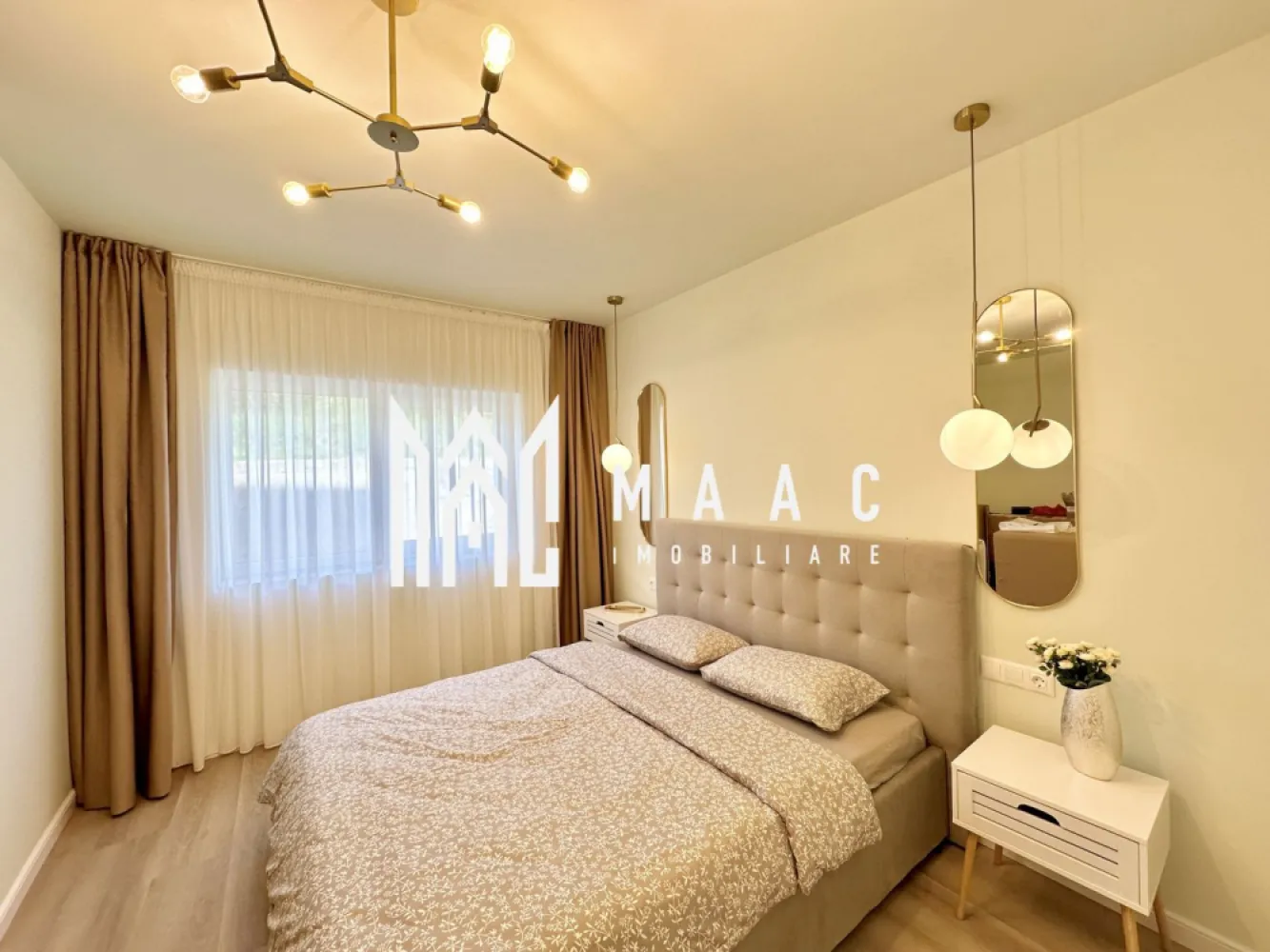 Apartament 2 camere | 53,55 MPU | Balcon | Loc de parcare - MAAC Imobiliare vă propune spre vânzare un apartament cu 2 camere în Sibiu, situat în Ansamblul Rezidențial într-o zonă aerisită, cu acces rapid către Zona Industrială Vest și principalele puncte de interes din oraș.

Apartamentul are suprafață utilă de 53,55 mp și balcon tip logie de 7,29 mp, orientat spre sud, oferind lumină naturală pe tot parcursul zilei.
Locuința este potrivită atât pentru locuit, cât și pentru investiție imobiliară în Sibiu.

Detalii apartament

Suprafață utilă: 53,55 mp
Balcon: 7,29 mp
Încălzire în pardoseală
Compartimentare practică
Vedere deschisă
Loc de parcare inclus
Compartimentare
Hol de acces
Living
Bucătărie
Dormitor
Baie
Balcon 

Opțiuni de predare

Apartamentul poate fi predat în funcție de preferințele cumpărătorului, existând mai multe variante disponibile:

Predare la alb – finisaje de bază realizate, pregătit pentru personalizarea interioară
Predare la cheie – complet finisat, gata pentru mutare
Predare complet mobilat și utilat – locuință pregătită pentru mutare imediată sau pentru investiție în închiriere

A. Locație avantajoasă pentru un apartament nou în Sibiu

Acces rapid către Zona Industrială Vest
Conexiune rapidă către principalele artere ale orașului
Zonă rezidențială aerisită, ferită de trafic intens
Acces facil către magazine, servicii și zone comerciale
Timp redus de deplasare către locul de muncă sau centrul orașului

B. Eficiență energetică și dotări

Încălzire în pardoseală
Centrală termică în condensare
Tâmplărie PVC cu 5 camere și 3 foi de sticlă
Jaluzele electrice exterioare
Aer condiționat inclus
Balcon finisat cu granit și balustradă din sticlă securizată
Izolație exterioară cu vată bazaltică
Casa scării placată cu granit
Fațadă decorată cu larice siberian și piatră naturală

C. Spații verzi și confort în ansamblu

45% din suprafață destinată spațiilor verzi
Sistem automatizat de irigație
Arbori ornamentali maturi
Vedere panoramică spre munți
Orientare sudică pentru balcoane

4 căi de acces în ansamblu
Locuri de joacă pentru copii
Drumuri complet pavate
Locuri de parcare incluse
Ansamblu rezidențial cu densitate redusă a construcțiilor

 Pentru informații suplimentare, menționează codul ID: CP2956277