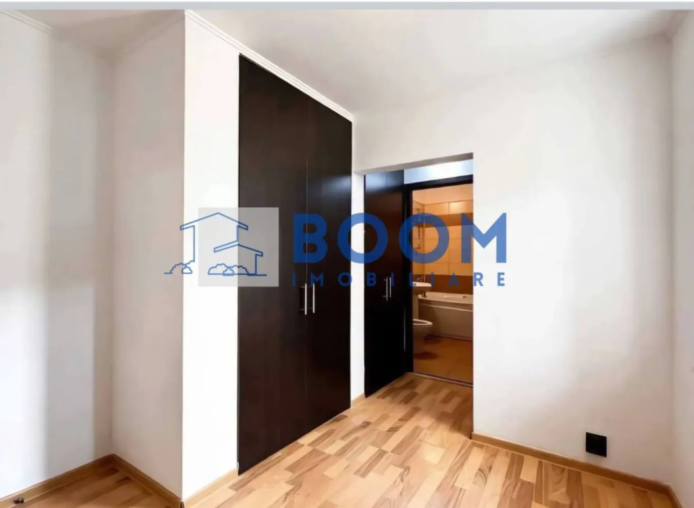 Apartament 2 Camere | Zona Ostroveni | Etaj 2 - BOOM Imobiliare vă propune spre vânzare un apartament cu 2 camere, situat la etajul 2, în zona Ostroveni.

Locuința are o suprafață utilă de 50 mp, este luminoasă, bine compartimentată și se află într-un bloc anvelopat, oferind confort termic și costuri reduse la întreținere.

Poziționat într-o zonă liniștită, cu acces rapid către școli, magazine și mijloace de transport, apartamentul este ideal atât pentru locuit, cât și pentru investiție.

Apartamentul este liber și disponibil imediat.

Pentru mai multe informații și programarea unei vizionări, contactați BOOM Imobiliare. CP3226110