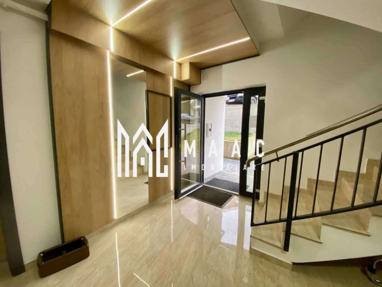 Apartament 2 camere | 53,55 MPU | Balcon | Loc de parcare - MAAC Imobiliare vă propune spre vânzare un apartament cu 2 camere în Sibiu, situat în Ansamblul Rezidențial într-o zonă aerisită, cu acces rapid către Zona Industrială Vest și principalele puncte de interes din oraș.

Apartamentul are suprafață utilă de 53,55 mp și balcon tip logie de 7,29 mp, orientat spre sud, oferind lumină naturală pe tot parcursul zilei.
Locuința este potrivită atât pentru locuit, cât și pentru investiție imobiliară în Sibiu.

Detalii apartament

Suprafață utilă: 53,55 mp
Balcon: 7,29 mp
Încălzire în pardoseală
Compartimentare practică
Vedere deschisă
Loc de parcare inclus
Compartimentare
Hol de acces
Living
Bucătărie
Dormitor
Baie
Balcon 

Opțiuni de predare

Apartamentul poate fi predat în funcție de preferințele cumpărătorului, existând mai multe variante disponibile:

Predare la alb – finisaje de bază realizate, pregătit pentru personalizarea interioară
Predare la cheie – complet finisat, gata pentru mutare
Predare complet mobilat și utilat – locuință pregătită pentru mutare imediată sau pentru investiție în închiriere

A. Locație avantajoasă pentru un apartament nou în Sibiu

Acces rapid către Zona Industrială Vest
Conexiune rapidă către principalele artere ale orașului
Zonă rezidențială aerisită, ferită de trafic intens
Acces facil către magazine, servicii și zone comerciale
Timp redus de deplasare către locul de muncă sau centrul orașului

B. Eficiență energetică și dotări

Încălzire în pardoseală
Centrală termică în condensare
Tâmplărie PVC cu 5 camere și 3 foi de sticlă
Jaluzele electrice exterioare
Aer condiționat inclus
Balcon finisat cu granit și balustradă din sticlă securizată
Izolație exterioară cu vată bazaltică
Casa scării placată cu granit
Fațadă decorată cu larice siberian și piatră naturală

C. Spații verzi și confort în ansamblu

45% din suprafață destinată spațiilor verzi
Sistem automatizat de irigație
Arbori ornamentali maturi
Vedere panoramică spre munți
Orientare sudică pentru balcoane

4 căi de acces în ansamblu
Locuri de joacă pentru copii
Drumuri complet pavate
Locuri de parcare incluse
Ansamblu rezidențial cu densitate redusă a construcțiilor

 Pentru informații suplimentare, menționează codul ID: CP2956277