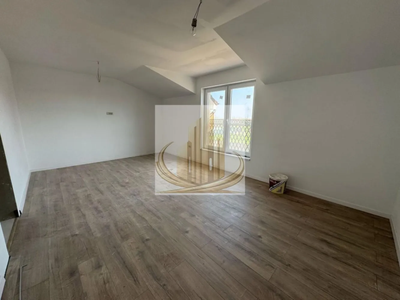 Duplex modern 4 camere, 95 mp utili, teren 300mp– C. Medveș, Urseni - Grand Mobilis Imobiliare vă propune spre vânzare un duplex modern și bine compartimentat, situat pe Calea Medveș, în zona Urseni, o locație în plină dezvoltare, apreciată pentru liniște și accesibilitate.

Locuința dispune de o suprafață utilă de 95 mp și este amplasată pe un teren generos de 300 mp, cu curte proprie împrejmuită complet, oferind intimitate și confort. Accesul auto se face prin poartă pregătită pentru automatizare (smart).

Casa este compartimentată eficient pe două niveluri. La parter regăsim un living spațios open space cu bucătăria, o baie, un spațiu de depozitare amenajat sub scară și o cameră ce poate fi utilizată ca birou sau dormitor pentru copil. Din living se face accesul către o terasă acoperită, ideală pentru relaxare.

La etaj sunt trei dormitoare luminoase, dintre care două foarte spațioase, fiecare beneficiind de balcon tip franțuzesc, precum și o a doua baie. În plus, există acces către pod, un spațiu util ce poate fi folosit pentru depozitare.

Construcția este realizată din cărămidă de 25 cm, cu izolație exterioară de 10 cm EPS 100, oferind eficiență energetică ridicată. Proprietatea beneficiază de toate utilitățile, iar drumul de acces este asfaltat.

Un alt avantaj important este poziționarea: la mai puțin de 100 m de mijloace de transport în comun, în apropiere de bazin de înot, grădiniță, after school și alte puncte de interes.

Imobilul este ideal pentru o familie care își dorește confort, spațiu și liniște, dar și acces rapid către oraș.

Pentru mai multe detalii sau programarea unei vizionări, echipa Grand Mobilis Imobiliare vă stă la dispoziție.