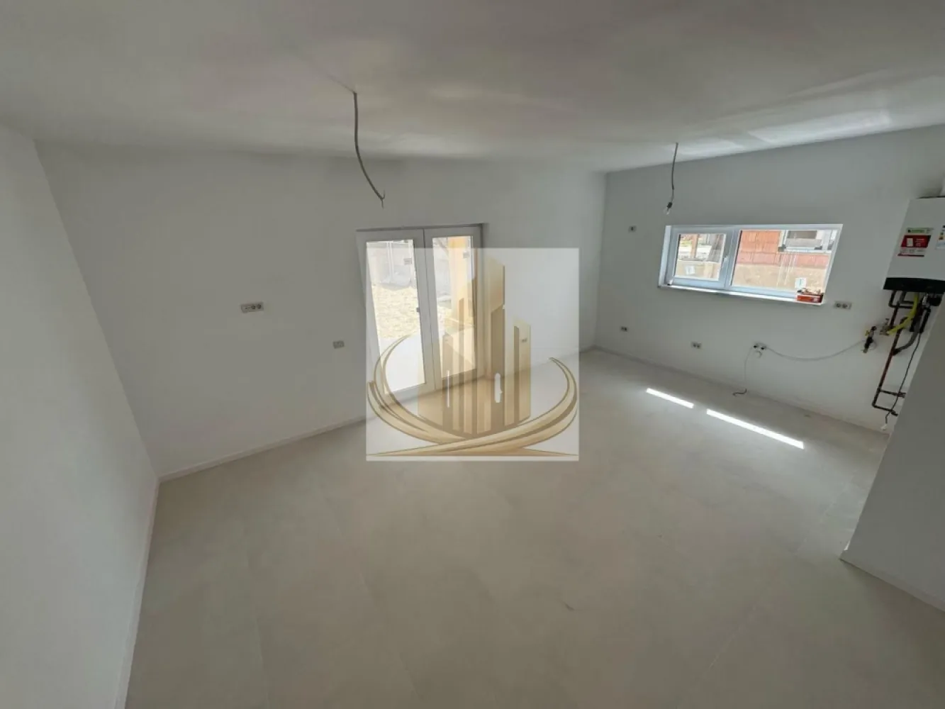Duplex modern 4 camere, 95 mp utili, teren 300mp– C. Medveș, Urseni - Grand Mobilis Imobiliare vă propune spre vânzare un duplex modern și bine compartimentat, situat pe Calea Medveș, în zona Urseni, o locație în plină dezvoltare, apreciată pentru liniște și accesibilitate.

Locuința dispune de o suprafață utilă de 95 mp și este amplasată pe un teren generos de 300 mp, cu curte proprie împrejmuită complet, oferind intimitate și confort. Accesul auto se face prin poartă pregătită pentru automatizare (smart).

Casa este compartimentată eficient pe două niveluri. La parter regăsim un living spațios open space cu bucătăria, o baie, un spațiu de depozitare amenajat sub scară și o cameră ce poate fi utilizată ca birou sau dormitor pentru copil. Din living se face accesul către o terasă acoperită, ideală pentru relaxare.

La etaj sunt trei dormitoare luminoase, dintre care două foarte spațioase, fiecare beneficiind de balcon tip franțuzesc, precum și o a doua baie. În plus, există acces către pod, un spațiu util ce poate fi folosit pentru depozitare.

Construcția este realizată din cărămidă de 25 cm, cu izolație exterioară de 10 cm EPS 100, oferind eficiență energetică ridicată. Proprietatea beneficiază de toate utilitățile, iar drumul de acces este asfaltat.

Un alt avantaj important este poziționarea: la mai puțin de 100 m de mijloace de transport în comun, în apropiere de bazin de înot, grădiniță, after school și alte puncte de interes.

Imobilul este ideal pentru o familie care își dorește confort, spațiu și liniște, dar și acces rapid către oraș.

Pentru mai multe detalii sau programarea unei vizionări, echipa Grand Mobilis Imobiliare vă stă la dispoziție.