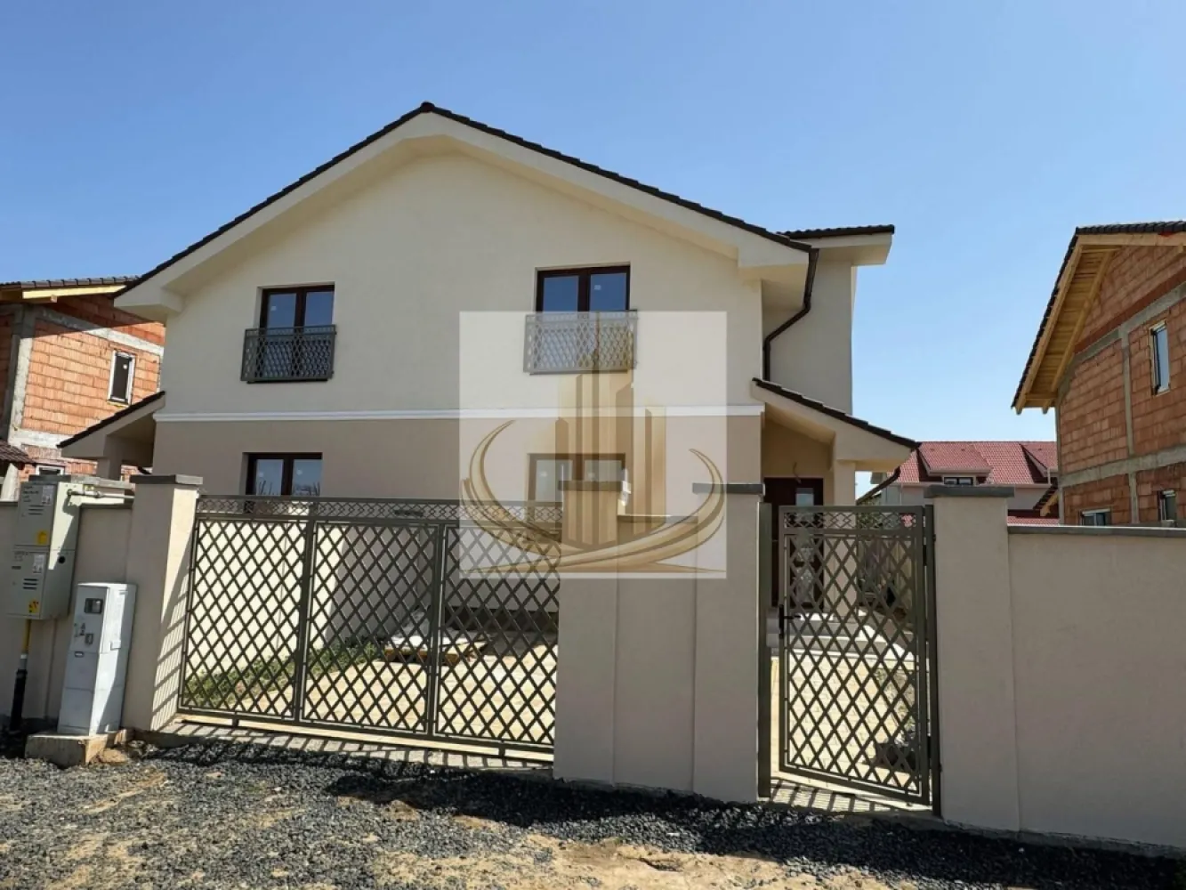 Duplex modern 4 camere, 95 mp utili, teren 300mp– C. Medveș, Urseni - Grand Mobilis Imobiliare vă propune spre vânzare un duplex modern și bine compartimentat, situat pe Calea Medveș, în zona Urseni, o locație în plină dezvoltare, apreciată pentru liniște și accesibilitate.

Locuința dispune de o suprafață utilă de 95 mp și este amplasată pe un teren generos de 300 mp, cu curte proprie împrejmuită complet, oferind intimitate și confort. Accesul auto se face prin poartă pregătită pentru automatizare (smart).

Casa este compartimentată eficient pe două niveluri. La parter regăsim un living spațios open space cu bucătăria, o baie, un spațiu de depozitare amenajat sub scară și o cameră ce poate fi utilizată ca birou sau dormitor pentru copil. Din living se face accesul către o terasă acoperită, ideală pentru relaxare.

La etaj sunt trei dormitoare luminoase, dintre care două foarte spațioase, fiecare beneficiind de balcon tip franțuzesc, precum și o a doua baie. În plus, există acces către pod, un spațiu util ce poate fi folosit pentru depozitare.

Construcția este realizată din cărămidă de 25 cm, cu izolație exterioară de 10 cm EPS 100, oferind eficiență energetică ridicată. Proprietatea beneficiază de toate utilitățile, iar drumul de acces este asfaltat.

Un alt avantaj important este poziționarea: la mai puțin de 100 m de mijloace de transport în comun, în apropiere de bazin de înot, grădiniță, after school și alte puncte de interes.

Imobilul este ideal pentru o familie care își dorește confort, spațiu și liniște, dar și acces rapid către oraș.

Pentru mai multe detalii sau programarea unei vizionări, echipa Grand Mobilis Imobiliare vă stă la dispoziție.