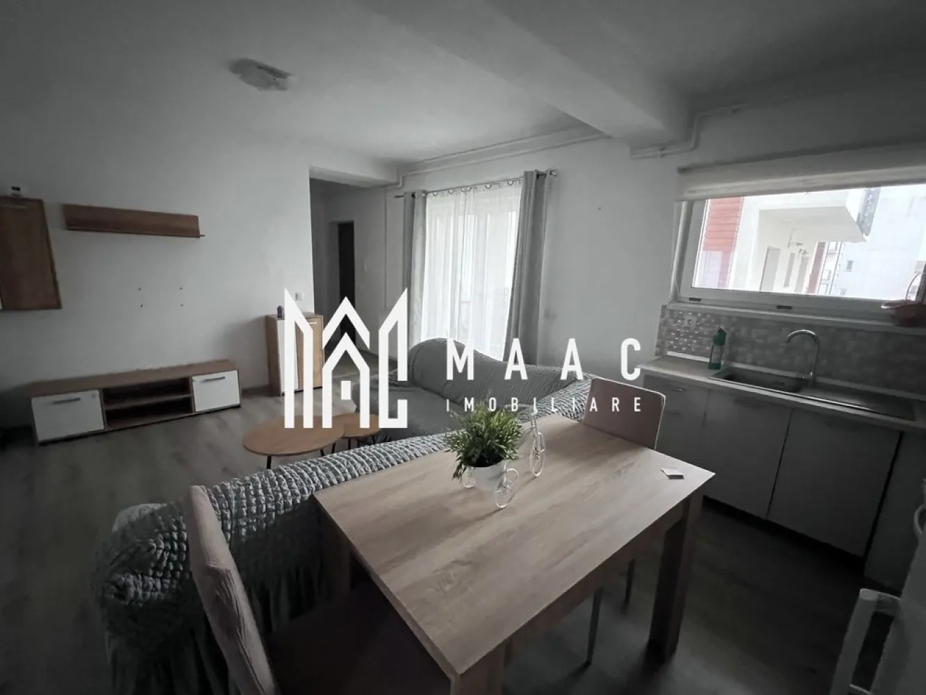 Apartament 3 camere | 70 MPU | Arhitectilor - MAAC Imobiliare vă propune spre închiriere un apartament cu 3 camere situat în Cartierul Arhitecților, o zonă accesibilă din apropierea Sibiului, apreciată pentru liniște și accesul facil către facilități urbane.

Locuința este amplasată la etajul 1 și beneficiază de o compartimentare practică, fiind luminoasă și bine întreținută, potrivită pentru o familie sau pentru persoane care își doresc un spațiu confortabil și funcțional.

-3 camere: living cu canapea extensibilă și 2 dormitoare cu pat matrimonial
-bucătărie
-baie
-hol de acces

Suprafața utilă este de 65 mp, oferind un echilibru optim între spațiu și funcționalitate pentru activitățile zilnice.

Apartamentul dispune de centrală termică proprie nouă, aflată în garanție, asigurând confort termic ridicat și eficiență în gestionarea consumului.

În proximitate se regăsesc stații de transport în comun, magazine, școli și zone verzi pentru relaxare, oferind un stil de viață echilibrat și acces rapid către punctele de interes.

Pentru mai multe detalii sau pentru programarea unei vizionări, vă rugăm să ne contactați și să menționați codul ID CP3016464.
