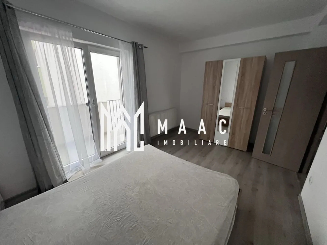 Apartament 3 camere | 70 MPU | Arhitectilor - MAAC Imobiliare vă propune spre închiriere un apartament cu 3 camere situat în Cartierul Arhitecților, o zonă accesibilă din apropierea Sibiului, apreciată pentru liniște și accesul facil către facilități urbane.

Locuința este amplasată la etajul 1 și beneficiază de o compartimentare practică, fiind luminoasă și bine întreținută, potrivită pentru o familie sau pentru persoane care își doresc un spațiu confortabil și funcțional.

-3 camere: living cu canapea extensibilă și 2 dormitoare cu pat matrimonial
-bucătărie
-baie
-hol de acces

Suprafața utilă este de 65 mp, oferind un echilibru optim între spațiu și funcționalitate pentru activitățile zilnice.

Apartamentul dispune de centrală termică proprie nouă, aflată în garanție, asigurând confort termic ridicat și eficiență în gestionarea consumului.

În proximitate se regăsesc stații de transport în comun, magazine, școli și zone verzi pentru relaxare, oferind un stil de viață echilibrat și acces rapid către punctele de interes.

Pentru mai multe detalii sau pentru programarea unei vizionări, vă rugăm să ne contactați și să menționați codul ID CP3016464.