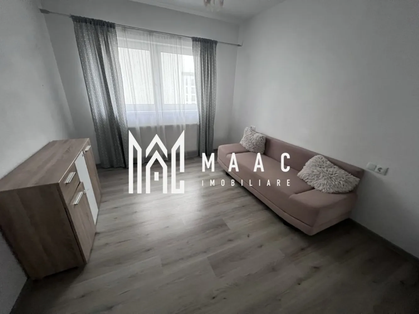 Apartament 3 camere | 70 MPU | Arhitectilor - MAAC Imobiliare vă propune spre închiriere un apartament cu 3 camere situat în Cartierul Arhitecților, o zonă accesibilă din apropierea Sibiului, apreciată pentru liniște și accesul facil către facilități urbane.

Locuința este amplasată la etajul 1 și beneficiază de o compartimentare practică, fiind luminoasă și bine întreținută, potrivită pentru o familie sau pentru persoane care își doresc un spațiu confortabil și funcțional.

-3 camere: living cu canapea extensibilă și 2 dormitoare cu pat matrimonial
-bucătărie
-baie
-hol de acces

Suprafața utilă este de 65 mp, oferind un echilibru optim între spațiu și funcționalitate pentru activitățile zilnice.

Apartamentul dispune de centrală termică proprie nouă, aflată în garanție, asigurând confort termic ridicat și eficiență în gestionarea consumului.

În proximitate se regăsesc stații de transport în comun, magazine, școli și zone verzi pentru relaxare, oferind un stil de viață echilibrat și acces rapid către punctele de interes.

Pentru mai multe detalii sau pentru programarea unei vizionări, vă rugăm să ne contactați și să menționați codul ID CP3016464.