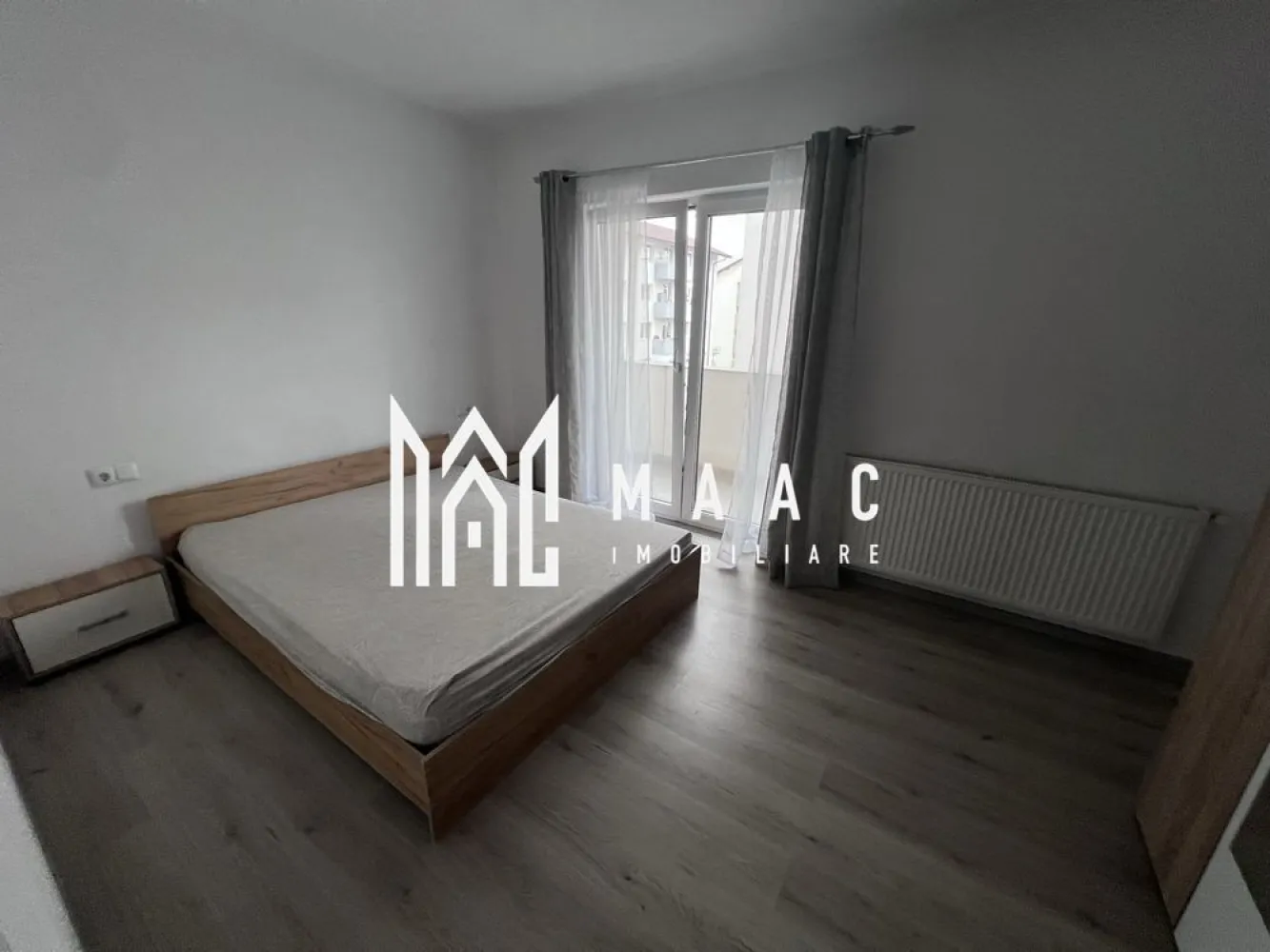 Apartament 3 camere | 70 MPU | Arhitectilor - MAAC Imobiliare vă propune spre închiriere un apartament cu 3 camere situat în Cartierul Arhitecților, o zonă accesibilă din apropierea Sibiului, apreciată pentru liniște și accesul facil către facilități urbane.

Locuința este amplasată la etajul 1 și beneficiază de o compartimentare practică, fiind luminoasă și bine întreținută, potrivită pentru o familie sau pentru persoane care își doresc un spațiu confortabil și funcțional.

-3 camere: living cu canapea extensibilă și 2 dormitoare cu pat matrimonial
-bucătărie
-baie
-hol de acces

Suprafața utilă este de 65 mp, oferind un echilibru optim între spațiu și funcționalitate pentru activitățile zilnice.

Apartamentul dispune de centrală termică proprie nouă, aflată în garanție, asigurând confort termic ridicat și eficiență în gestionarea consumului.

În proximitate se regăsesc stații de transport în comun, magazine, școli și zone verzi pentru relaxare, oferind un stil de viață echilibrat și acces rapid către punctele de interes.

Pentru mai multe detalii sau pentru programarea unei vizionări, vă rugăm să ne contactați și să menționați codul ID CP3016464.
