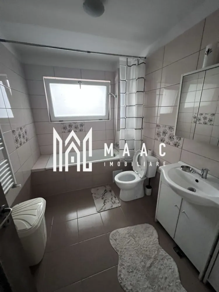 Apartament 3 camere | 70 MPU | Arhitectilor - MAAC Imobiliare vă propune spre închiriere un apartament cu 3 camere situat în Cartierul Arhitecților, o zonă accesibilă din apropierea Sibiului, apreciată pentru liniște și accesul facil către facilități urbane.

Locuința este amplasată la etajul 1 și beneficiază de o compartimentare practică, fiind luminoasă și bine întreținută, potrivită pentru o familie sau pentru persoane care își doresc un spațiu confortabil și funcțional.

-3 camere: living cu canapea extensibilă și 2 dormitoare cu pat matrimonial
-bucătărie
-baie
-hol de acces

Suprafața utilă este de 65 mp, oferind un echilibru optim între spațiu și funcționalitate pentru activitățile zilnice.

Apartamentul dispune de centrală termică proprie nouă, aflată în garanție, asigurând confort termic ridicat și eficiență în gestionarea consumului.

În proximitate se regăsesc stații de transport în comun, magazine, școli și zone verzi pentru relaxare, oferind un stil de viață echilibrat și acces rapid către punctele de interes.

Pentru mai multe detalii sau pentru programarea unei vizionări, vă rugăm să ne contactați și să menționați codul ID CP3016464.