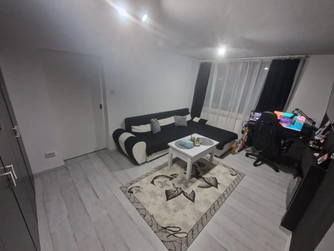 Vând apartament 2 camere Straja - Vând apartament 2 camere, 55 mp, situat la parter, complet renovat, cu îmbunătățiri multiple. Dispune de centrală proprie pe gaz, geamuri termopan tripan și este racordat separat la toate utilitățile. Zonă liniștită, posibilitate achiziție loc parcare. Zona verde, aproape de supermarketuri, spital, grădiniță și școală. Aproape de stațiunea Straja!Se vinde mobilat, gata de mutare.Blocul urmează să fie renovat complet, un plus important pentru investiție.Prețul este ușor negociabil, accept schimburi cu garsonieră și diferență. Plata în rate, prin notar, avans 20.000€ iar diferența în maxim 12 luni.Pentru detalii și vizionare, sunați cu încredere.