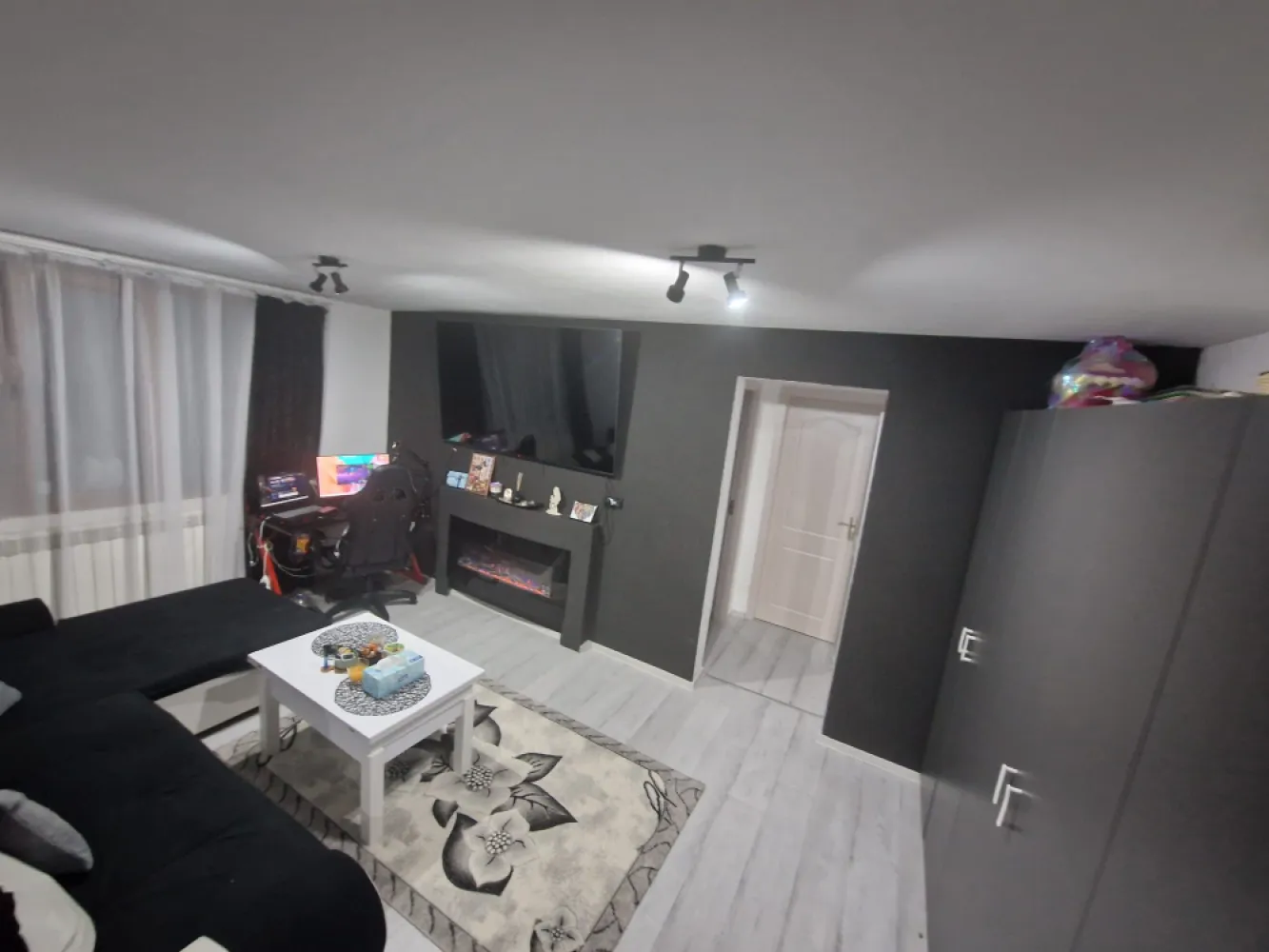 Vând apartament 2 camere Straja - Vând apartament 2 camere, 55 mp, situat la parter, complet renovat, cu îmbunătățiri multiple. Dispune de centrală proprie pe gaz, geamuri termopan tripan și este racordat separat la toate utilitățile. Zonă liniștită, posibilitate achiziție loc parcare. Zona verde, aproape de supermarketuri, spital, grădiniță și școală. Aproape de stațiunea Straja!Se vinde mobilat, gata de mutare.Blocul urmează să fie renovat complet, un plus important pentru investiție.Prețul este ușor negociabil, accept schimburi cu garsonieră și diferență. Plata în rate, prin notar, avans 20.000€ iar diferența în maxim 12 luni.Pentru detalii și vizionare, sunați cu încredere.