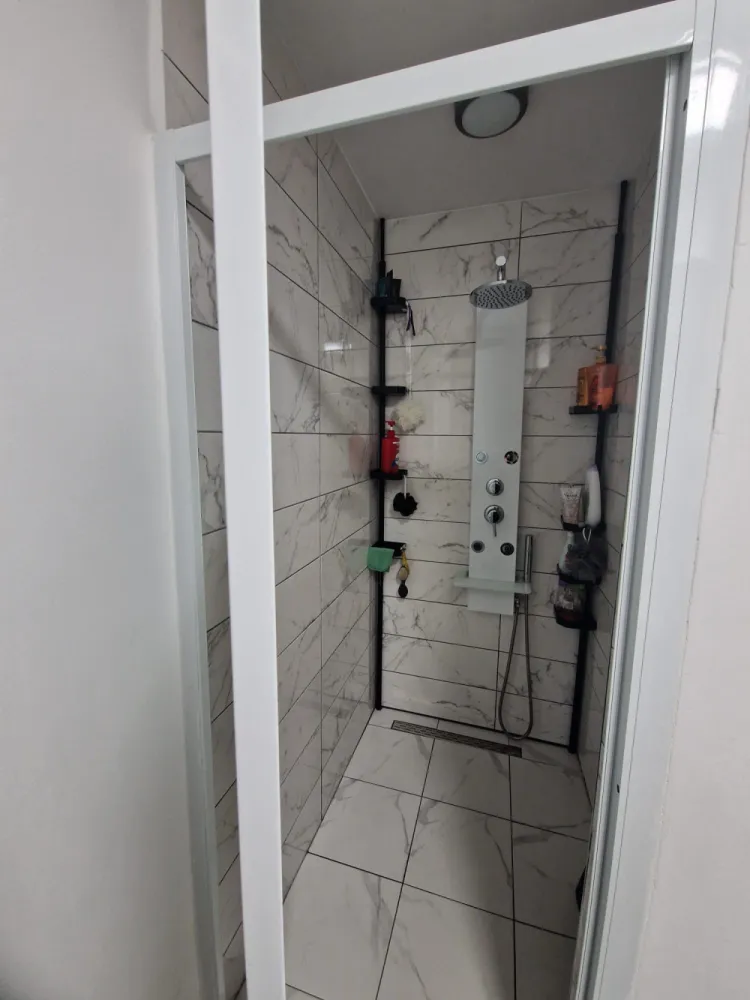 Vând apartament 2 camere Straja - Vând apartament 2 camere, 55 mp, situat la parter, complet renovat, cu îmbunătățiri multiple. Dispune de centrală proprie pe gaz, geamuri termopan tripan și este racordat separat la toate utilitățile. Zonă liniștită, posibilitate achiziție loc parcare. Zona verde, aproape de supermarketuri, spital, grădiniță și școală. Aproape de stațiunea Straja!Se vinde mobilat, gata de mutare.Blocul urmează să fie renovat complet, un plus important pentru investiție.Prețul este ușor negociabil, accept schimburi cu garsonieră și diferență. Plata în rate, prin notar, avans 20.000€ iar diferența în maxim 12 luni.Pentru detalii și vizionare, sunați cu încredere.
