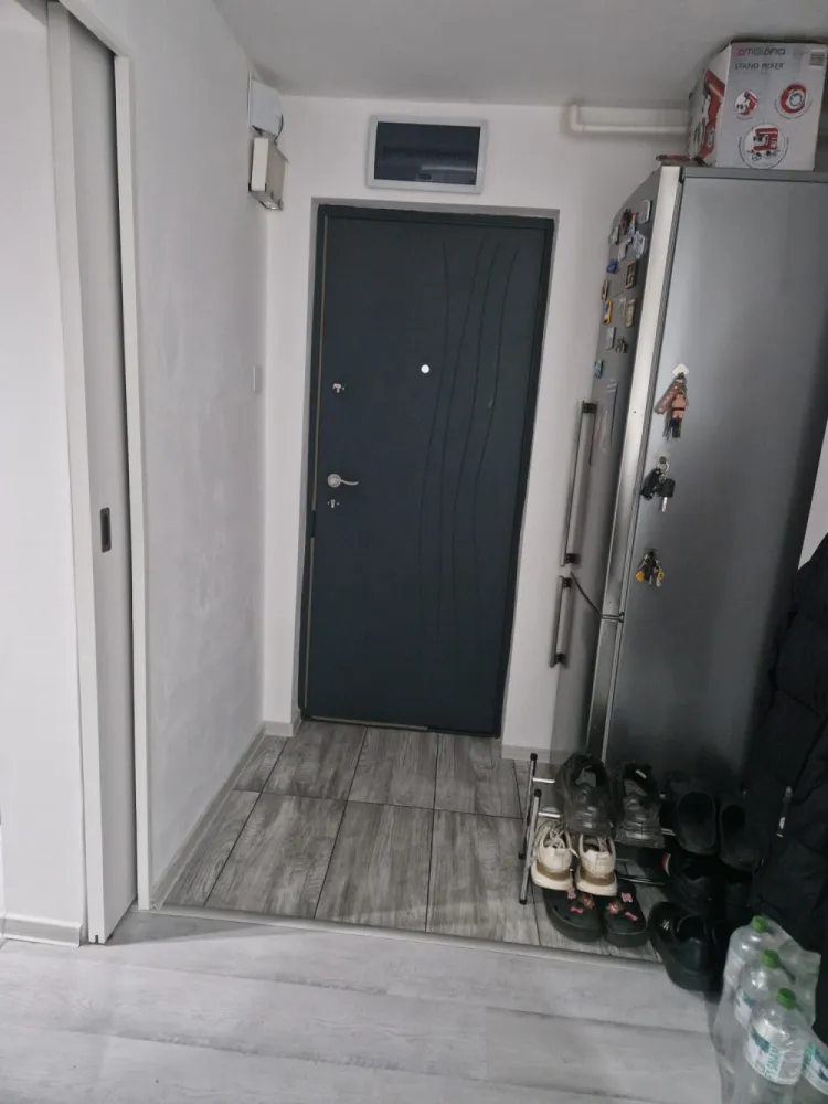 Vând apartament 2 camere Straja - Vând apartament 2 camere, 55 mp, situat la parter, complet renovat, cu îmbunătățiri multiple. Dispune de centrală proprie pe gaz, geamuri termopan tripan și este racordat separat la toate utilitățile. Zonă liniștită, posibilitate achiziție loc parcare. Zona verde, aproape de supermarketuri, spital, grădiniță și școală. Aproape de stațiunea Straja!Se vinde mobilat, gata de mutare.Blocul urmează să fie renovat complet, un plus important pentru investiție.Prețul este ușor negociabil, accept schimburi cu garsonieră și diferență. Plata în rate, prin notar, avans 20.000€ iar diferența în maxim 12 luni.Pentru detalii și vizionare, sunați cu încredere.