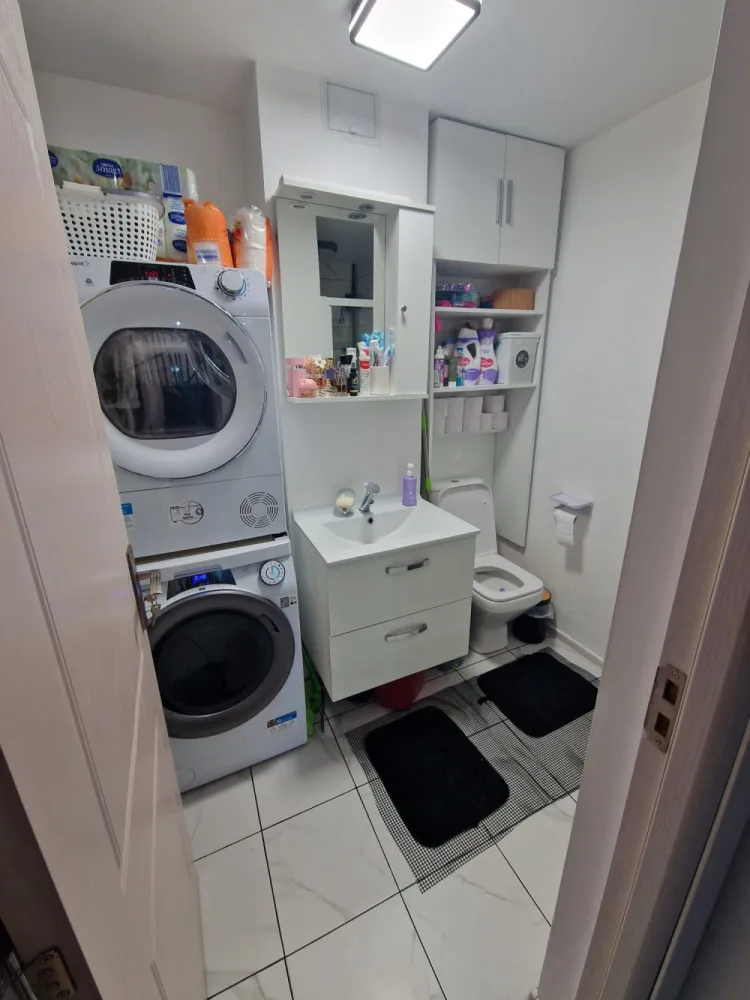 Vând apartament 2 camere Straja - Vând apartament 2 camere, 55 mp, situat la parter, complet renovat, cu îmbunătățiri multiple. Dispune de centrală proprie pe gaz, geamuri termopan tripan și este racordat separat la toate utilitățile. Zonă liniștită, posibilitate achiziție loc parcare. Zona verde, aproape de supermarketuri, spital, grădiniță și școală. Aproape de stațiunea Straja!Se vinde mobilat, gata de mutare.Blocul urmează să fie renovat complet, un plus important pentru investiție.Prețul este ușor negociabil, accept schimburi cu garsonieră și diferență. Plata în rate, prin notar, avans 20.000€ iar diferența în maxim 12 luni.Pentru detalii și vizionare, sunați cu încredere.