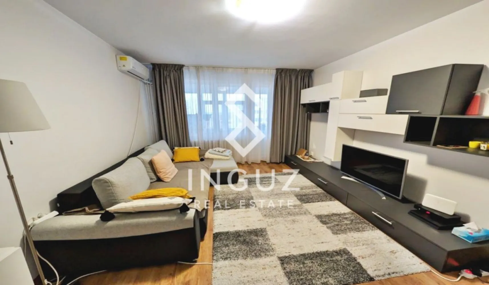 Apartament 2 camere de închiriat | Titan – Auchan Titan, București - Apartament 2 camere de închiriat | Titan – Auchan Titan, București

Preț: 550 €
Comision agenție: 50%

Locație:

Titan – în apropiere de Auchan Titan

2 minute de stația de tramvai
10 minute de stația de metrou 1 Decembrie 1918
Detalii proprietate:
Tip: apartament 2 camere
Compartimentare: decomandat
Suprafață utilă: 50 m²
Balcon: 3 m²
Etaj: 9 / 10
An construcție: înainte de 1977
Bloc reabilitat termic
Loc de parcare inclus
Disponibilitate: imediată
Dotări:
Complet mobilat și utilat
Aer condiționat
Frigider
TV
Bucătărie complet echipată
Cuptor cu microunde
Mașină de spălat rufe
2 debarale pentru depozitare
Descriere:

Apartament spațios de 2 camere, situat într-o zonă bine conectată din Titan, aproape de Auchan și mijloace de transport.

Locuința este decomandată, oferind un spațiu bine organizat, complet mobilat și utilat, pregătit pentru mutare imediată.

Etajul 9 oferă lumină naturală și o priveliște deschisă, iar blocul este reabilitat termic pentru un confort sporit.

Condiții:
Se închiriază către cupluri
Pentru mai multe poze și detalii / For more photos & details:

www.inguzrealestate.com

Inguz Real Estate

📱 +40 774 017 567 (WhatsApp)
📱 +40 724 922 092
✉️ info@inguzrealestate.com