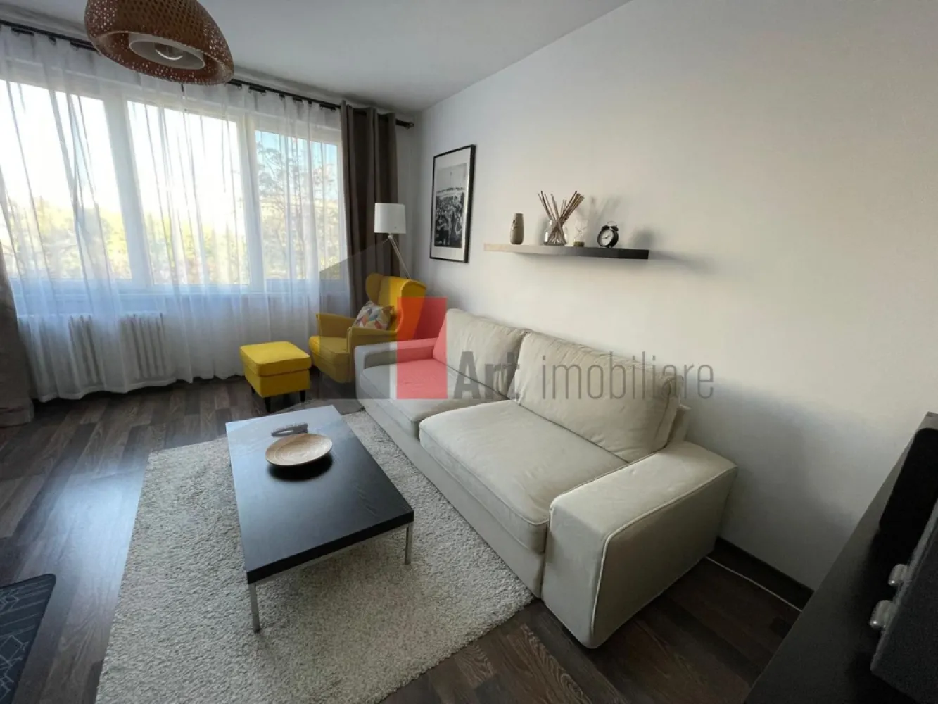 APARTAMENT 2 CAMERE -SALA PALATULUI - Va prezentam spre vanzare un apartament de 2 camere decomandat in zona Salii Palatului,
 situat intr-un bloc de apartamente , la etajul 3 din 9 .
 Apartamentul se compune din living, dormitor, bucatarie, baie, vestibul, hol.
 Proprietatea se afla la intersectia strazilor Stirbei Voda cu Ion Campineanu cu vedere spre
 Ateneul Roman ,Sala Palatului , Palatul Regal.
 Datorita pozitionarii sale ultracentrale , proprietatea este ideala atat pentru locuit cat si
 pentru investie, inchiriere in regim hotelier.
 Pentru alte imformatii sau vizionare sunati la 0722 371 033..
