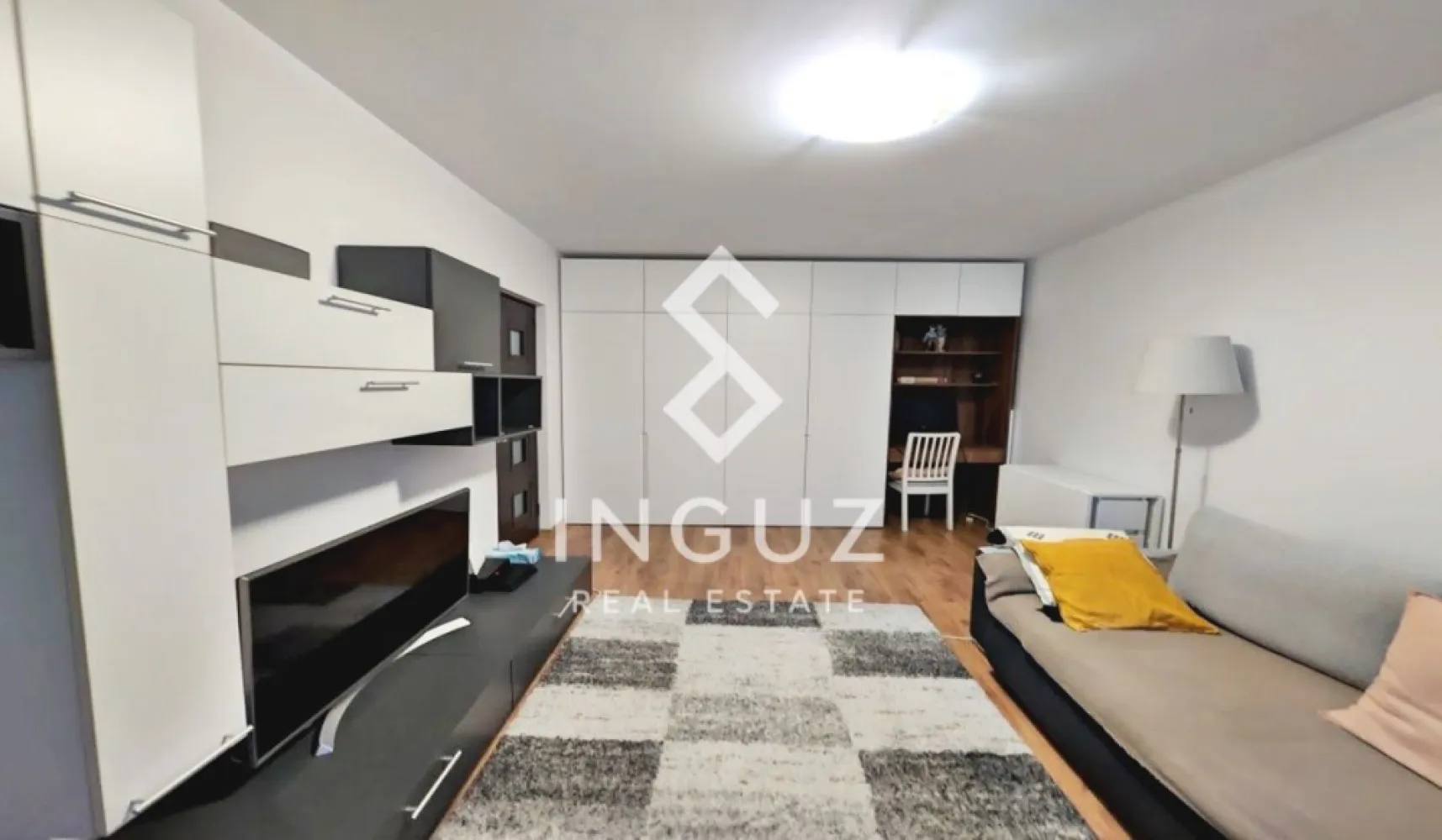 Apartament 2 camere de închiriat | Titan – Auchan Titan, București - Apartament 2 camere de închiriat | Titan – Auchan Titan, București

Preț: 550 €
Comision agenție: 50%

Locație:

Titan – în apropiere de Auchan Titan

2 minute de stația de tramvai
10 minute de stația de metrou 1 Decembrie 1918
Detalii proprietate:
Tip: apartament 2 camere
Compartimentare: decomandat
Suprafață utilă: 50 m²
Balcon: 3 m²
Etaj: 9 / 10
An construcție: înainte de 1977
Bloc reabilitat termic
Loc de parcare inclus
Disponibilitate: imediată
Dotări:
Complet mobilat și utilat
Aer condiționat
Frigider
TV
Bucătărie complet echipată
Cuptor cu microunde
Mașină de spălat rufe
2 debarale pentru depozitare
Descriere:

Apartament spațios de 2 camere, situat într-o zonă bine conectată din Titan, aproape de Auchan și mijloace de transport.

Locuința este decomandată, oferind un spațiu bine organizat, complet mobilat și utilat, pregătit pentru mutare imediată.

Etajul 9 oferă lumină naturală și o priveliște deschisă, iar blocul este reabilitat termic pentru un confort sporit.

Condiții:
Se închiriază către cupluri
Pentru mai multe poze și detalii / For more photos & details:

www.inguzrealestate.com

Inguz Real Estate

📱 +40 774 017 567 (WhatsApp)
📱 +40 724 922 092
✉️ info@inguzrealestate.com