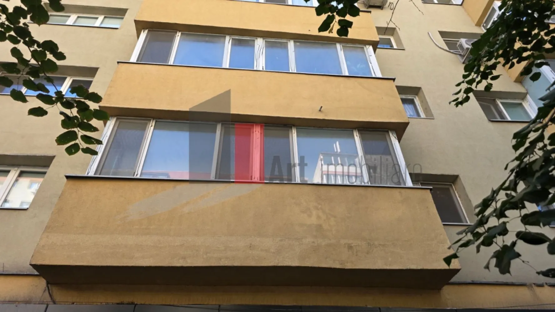 APARTAMENT 4 CAMERE LACUL TEI-PARCUL CIRCULUI - Va prezentam spre vanzare un apartament de 4 camere decomandate in suprafata de 82,5 mp si 
 2 balcoane de 12,35 mp pe Bulevardul Lacul Tei chiar Parcul Circului.
 Apartamentul este spatios si situat intr-un bloc solid construit in anul 1981, fara risc seismic
 Comfortul termic este asigurat de la termoficare centrala.
 Apartamentul este bine compartimentat dar necesita renovare completa, oferind potential de
 reamenajare ideal pentru cei ce doresc sa-si amenajeze locuinta dupa propiul stil.
 Pentru mai multe imformatii sau vizionare va rugam sunati la 0722 371 033.