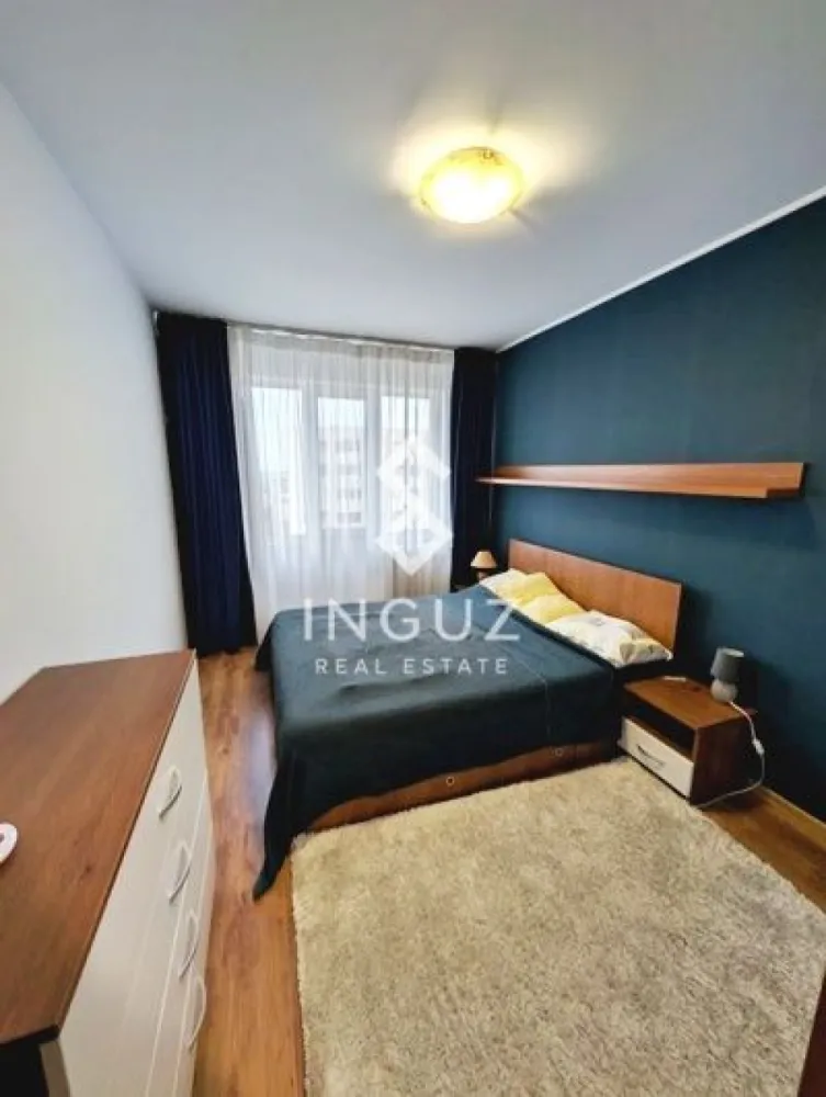 Apartament 2 camere de închiriat | Titan – Auchan Titan, București - Apartament 2 camere de închiriat | Titan – Auchan Titan, București

Preț: 550 €
Comision agenție: 50%

Locație:

Titan – în apropiere de Auchan Titan

2 minute de stația de tramvai
10 minute de stația de metrou 1 Decembrie 1918
Detalii proprietate:
Tip: apartament 2 camere
Compartimentare: decomandat
Suprafață utilă: 50 m²
Balcon: 3 m²
Etaj: 9 / 10
An construcție: înainte de 1977
Bloc reabilitat termic
Loc de parcare inclus
Disponibilitate: imediată
Dotări:
Complet mobilat și utilat
Aer condiționat
Frigider
TV
Bucătărie complet echipată
Cuptor cu microunde
Mașină de spălat rufe
2 debarale pentru depozitare
Descriere:

Apartament spațios de 2 camere, situat într-o zonă bine conectată din Titan, aproape de Auchan și mijloace de transport.

Locuința este decomandată, oferind un spațiu bine organizat, complet mobilat și utilat, pregătit pentru mutare imediată.

Etajul 9 oferă lumină naturală și o priveliște deschisă, iar blocul este reabilitat termic pentru un confort sporit.

Condiții:
Se închiriază către cupluri
Pentru mai multe poze și detalii / For more photos & details:

www.inguzrealestate.com

Inguz Real Estate

📱 +40 774 017 567 (WhatsApp)
📱 +40 724 922 092
✉️ info@inguzrealestate.com