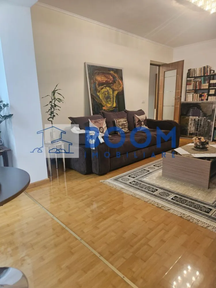 Apartament 3 camere | Zona Ultracentrala | Etaj 1 | 92.17 MP TOTAL - BOOM Imobiliare vă propune spre vânzare un apartament cu 3 camere, situat ultracentral, la etajul 1, ideal pentru cei care își doresc confort și acces rapid către toate punctele de interes ale orașului.

Apartamentul are o suprafață utilă de 67,27 mp și este compartimentat eficient în living, bucătărie, două dormitoare și două băi. Se vinde complet mobilat și utilat, fiind pregătit pentru mutare imediată.

Locuința beneficiază de două balcoane, iar împreună cu acestea suprafața totală este de 92,17 mp. În plus, proprietatea include o boxă de 10 mp, cadastrată, un avantaj important pentru spațiul de depozitare.

Datorită poziționării ultracentrale, compartimentării practice și dotărilor complete, acest apartament reprezintă o alegere excelentă atât pentru locuit, cât și pentru investiție.

Pentru mai multe informații și programarea unei vizionări, contactați BOOM Imobiliare. CP3226117