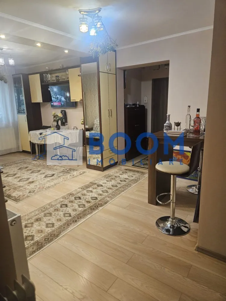 Apartament 3 camere | Zona Ultracentrala | Etaj 1 | 92.17 MP TOTAL - BOOM Imobiliare vă propune spre vânzare un apartament cu 3 camere, situat ultracentral, la etajul 1, ideal pentru cei care își doresc confort și acces rapid către toate punctele de interes ale orașului.

Apartamentul are o suprafață utilă de 67,27 mp și este compartimentat eficient în living, bucătărie, două dormitoare și două băi. Se vinde complet mobilat și utilat, fiind pregătit pentru mutare imediată.

Locuința beneficiază de două balcoane, iar împreună cu acestea suprafața totală este de 92,17 mp. În plus, proprietatea include o boxă de 10 mp, cadastrată, un avantaj important pentru spațiul de depozitare.

Datorită poziționării ultracentrale, compartimentării practice și dotărilor complete, acest apartament reprezintă o alegere excelentă atât pentru locuit, cât și pentru investiție.

Pentru mai multe informații și programarea unei vizionări, contactați BOOM Imobiliare. CP3226117