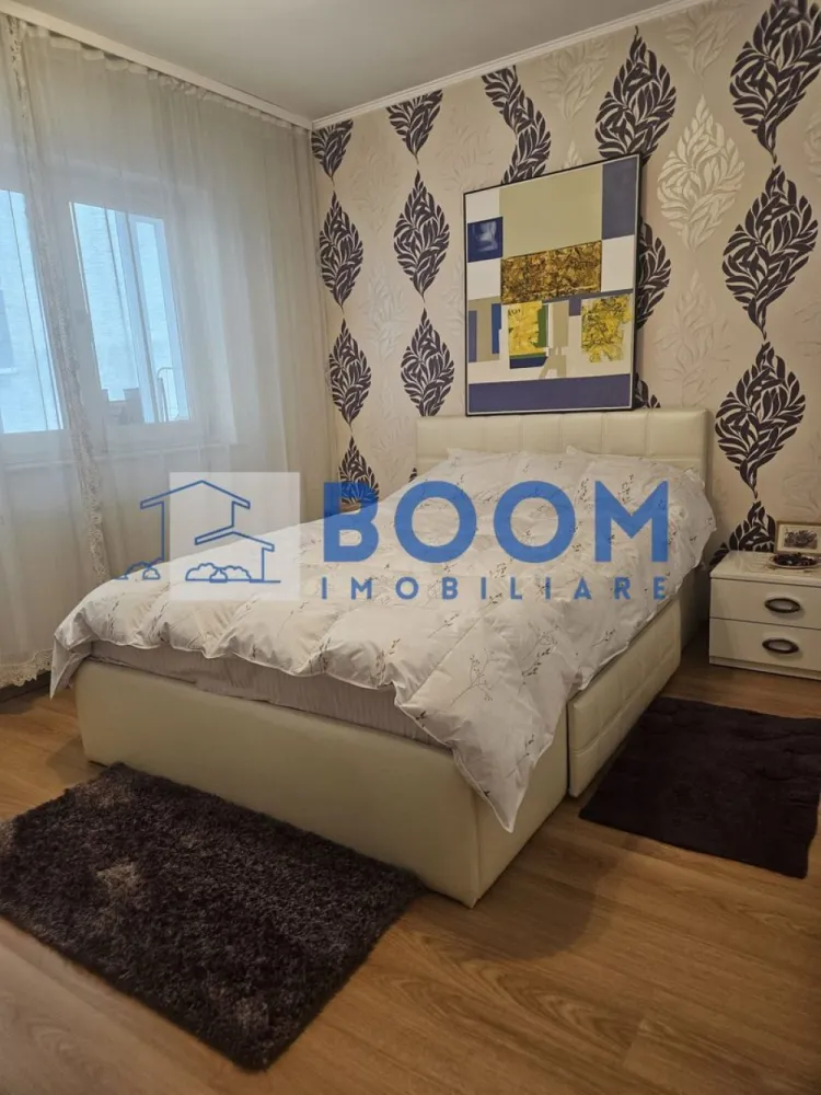 Apartament 3 camere | Zona Ultracentrala | Etaj 1 | 92.17 MP TOTAL - BOOM Imobiliare vă propune spre vânzare un apartament cu 3 camere, situat ultracentral, la etajul 1, ideal pentru cei care își doresc confort și acces rapid către toate punctele de interes ale orașului.

Apartamentul are o suprafață utilă de 67,27 mp și este compartimentat eficient în living, bucătărie, două dormitoare și două băi. Se vinde complet mobilat și utilat, fiind pregătit pentru mutare imediată.

Locuința beneficiază de două balcoane, iar împreună cu acestea suprafața totală este de 92,17 mp. În plus, proprietatea include o boxă de 10 mp, cadastrată, un avantaj important pentru spațiul de depozitare.

Datorită poziționării ultracentrale, compartimentării practice și dotărilor complete, acest apartament reprezintă o alegere excelentă atât pentru locuit, cât și pentru investiție.

Pentru mai multe informații și programarea unei vizionări, contactați BOOM Imobiliare. CP3226117
