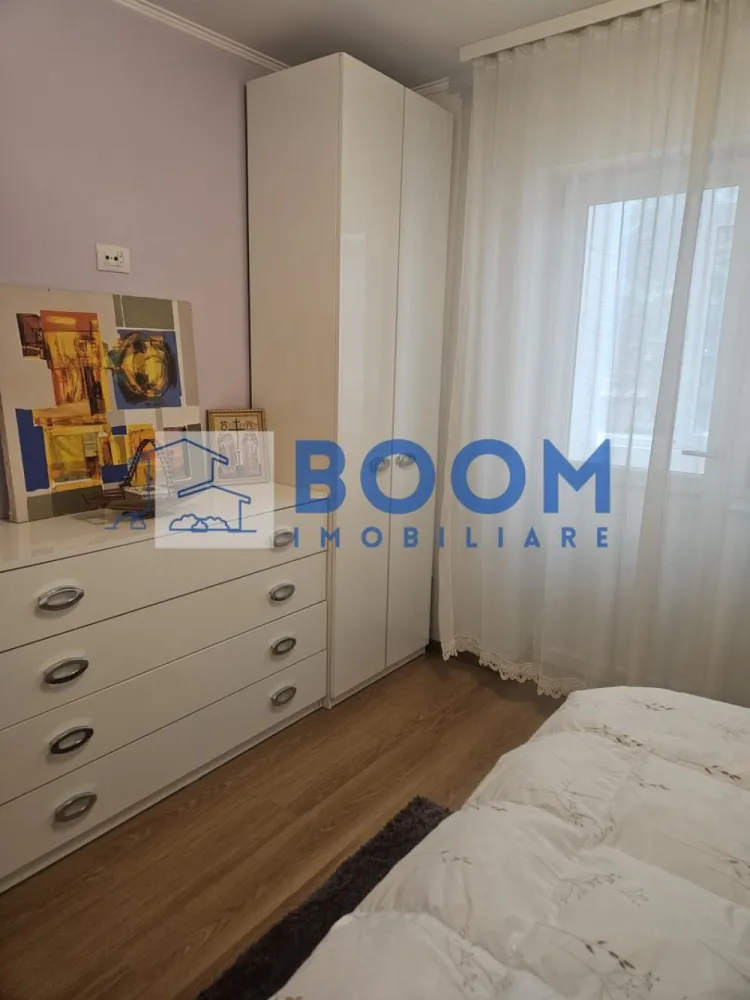 Apartament 3 camere | Zona Ultracentrala | Etaj 1 | 92.17 MP TOTAL - BOOM Imobiliare vă propune spre vânzare un apartament cu 3 camere, situat ultracentral, la etajul 1, ideal pentru cei care își doresc confort și acces rapid către toate punctele de interes ale orașului.

Apartamentul are o suprafață utilă de 67,27 mp și este compartimentat eficient în living, bucătărie, două dormitoare și două băi. Se vinde complet mobilat și utilat, fiind pregătit pentru mutare imediată.

Locuința beneficiază de două balcoane, iar împreună cu acestea suprafața totală este de 92,17 mp. În plus, proprietatea include o boxă de 10 mp, cadastrată, un avantaj important pentru spațiul de depozitare.

Datorită poziționării ultracentrale, compartimentării practice și dotărilor complete, acest apartament reprezintă o alegere excelentă atât pentru locuit, cât și pentru investiție.

Pentru mai multe informații și programarea unei vizionări, contactați BOOM Imobiliare. CP3226117