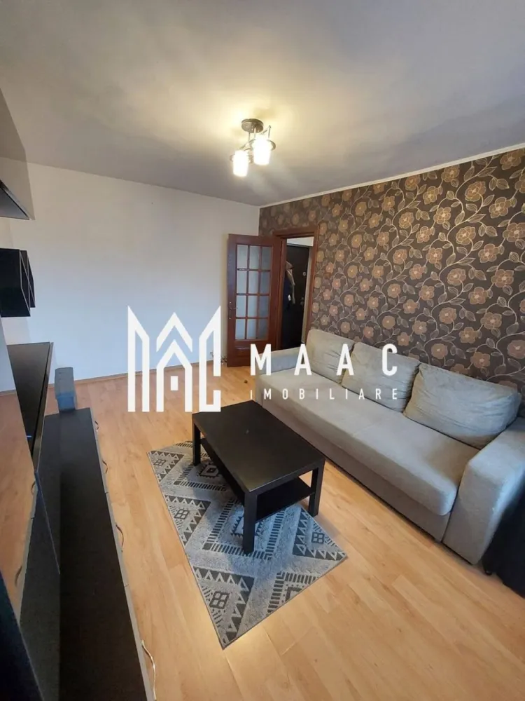 Apartament 3 camere | Ostroveni | Hermes | mobilat si utilat | centrala - MAAC IMOBILIARE vă propune spre vânzare un apartament 3 camere decomandat, etaj 7/10 complet mobilat și utilat – zona Hermes, Ostroveni | Râmnicu Vâlcea
MAAC IMOBILIARE vă prezintă o oportunitate excelentă de achiziție: un apartament cu 3 camere, decomandat, situat într-una dintre cele mai apreciate zone ale municipiului Râmnicu Vâlcea – Hermes, în cartierul Ostroveni.
Proprietatea se remarcă prin compartimentarea eficientă, poziționarea avantajoasă la etaj intermediar și faptul că se vinde complet mobilată și utilată, fiind pregătită pentru mutare imediată, fără investiții suplimentare.
Suprafețe:
Suprafață utilă: 47,61 mp
Balcon: 3,91 mp
Suprafață totală: 51,52 mp
Etaj: 7 din 10
Etaj intermediar – echilibru ideal între confort termic și priveliște
Bloc cu regim de înălțime P+10
Compartimentare practică și funcțională:
-Living generos, luminos, ideal pentru relaxare și socializare
-Două dormitoare bine dimensionate, potrivite atât pentru familie, cât și pentru birou/guest room
-Bucătărie separată, eficient organizată
-Baie
-Balcon – spațiu suplimentar pentru depozitare sau relaxare
Compartimentarea decomandată oferă intimitate și un flux optim al spațiului, fiind potrivită pentru orice tip de familie.
Dotări și finisaje:
Se vinde complet mobilat și utilat, conform fotografiilor
Centrală termică proprie – control eficient al costurilor și confort termic sporit 
Mobilier bine întreținut
Electrocasnice incluse
Spații bine optimizate pentru depozitare
Apartament luminos, cu expunere favorabilă
Avantaje cheie:
-Mutare imediată – nu necesită renovări
-Etaj intermediar (7/10) – confort și siguranță
-Compartimentare decomandată (foarte căutată)
-Ideal atât pentru locuit, cât și pentru investiție
-Priveliște deschisă și lumină naturală pe tot parcursul zilei
Localizare – zona Hermes, Ostroveni:
Imobilul este amplasat într-o zonă cu acces facil către toate punctele de interes:
-magazine și supermarketuri
-școli și grădinițe
-farmacii și servicii
-mijloace de transport în comun
Zona este recunoscută pentru liniște, accesibilitate și infrastructură bine dezvoltată.
Ideal pentru:
-familie sau cuplu care își dorește o locuință gata de mutare
-investiție sigură, cu potențial ridicat de închiriere
Pentru mai multe informații sau pentru programarea unei vizionări, contactați echipa MAAC IMOBILIARE!
CP3017918
