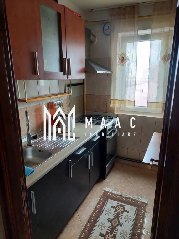 Apartament 3 camere | Ostroveni | Hermes | mobilat si utilat | centrala - MAAC IMOBILIARE vă propune spre vânzare un apartament 3 camere decomandat, etaj 7/10 complet mobilat și utilat – zona Hermes, Ostroveni | Râmnicu Vâlcea
MAAC IMOBILIARE vă prezintă o oportunitate excelentă de achiziție: un apartament cu 3 camere, decomandat, situat într-una dintre cele mai apreciate zone ale municipiului Râmnicu Vâlcea – Hermes, în cartierul Ostroveni.
Proprietatea se remarcă prin compartimentarea eficientă, poziționarea avantajoasă la etaj intermediar și faptul că se vinde complet mobilată și utilată, fiind pregătită pentru mutare imediată, fără investiții suplimentare.
Suprafețe:
Suprafață utilă: 47,61 mp
Balcon: 3,91 mp
Suprafață totală: 51,52 mp
Etaj: 7 din 10
Etaj intermediar – echilibru ideal între confort termic și priveliște
Bloc cu regim de înălțime P+10
Compartimentare practică și funcțională:
-Living generos, luminos, ideal pentru relaxare și socializare
-Două dormitoare bine dimensionate, potrivite atât pentru familie, cât și pentru birou/guest room
-Bucătărie separată, eficient organizată
-Baie
-Balcon – spațiu suplimentar pentru depozitare sau relaxare
Compartimentarea decomandată oferă intimitate și un flux optim al spațiului, fiind potrivită pentru orice tip de familie.
Dotări și finisaje:
Se vinde complet mobilat și utilat, conform fotografiilor
Centrală termică proprie – control eficient al costurilor și confort termic sporit 
Mobilier bine întreținut
Electrocasnice incluse
Spații bine optimizate pentru depozitare
Apartament luminos, cu expunere favorabilă
Avantaje cheie:
-Mutare imediată – nu necesită renovări
-Etaj intermediar (7/10) – confort și siguranță
-Compartimentare decomandată (foarte căutată)
-Ideal atât pentru locuit, cât și pentru investiție
-Priveliște deschisă și lumină naturală pe tot parcursul zilei
Localizare – zona Hermes, Ostroveni:
Imobilul este amplasat într-o zonă cu acces facil către toate punctele de interes:
-magazine și supermarketuri
-școli și grădinițe
-farmacii și servicii
-mijloace de transport în comun
Zona este recunoscută pentru liniște, accesibilitate și infrastructură bine dezvoltată.
Ideal pentru:
-familie sau cuplu care își dorește o locuință gata de mutare
-investiție sigură, cu potențial ridicat de închiriere
Pentru mai multe informații sau pentru programarea unei vizionări, contactați echipa MAAC IMOBILIARE!
CP3017918