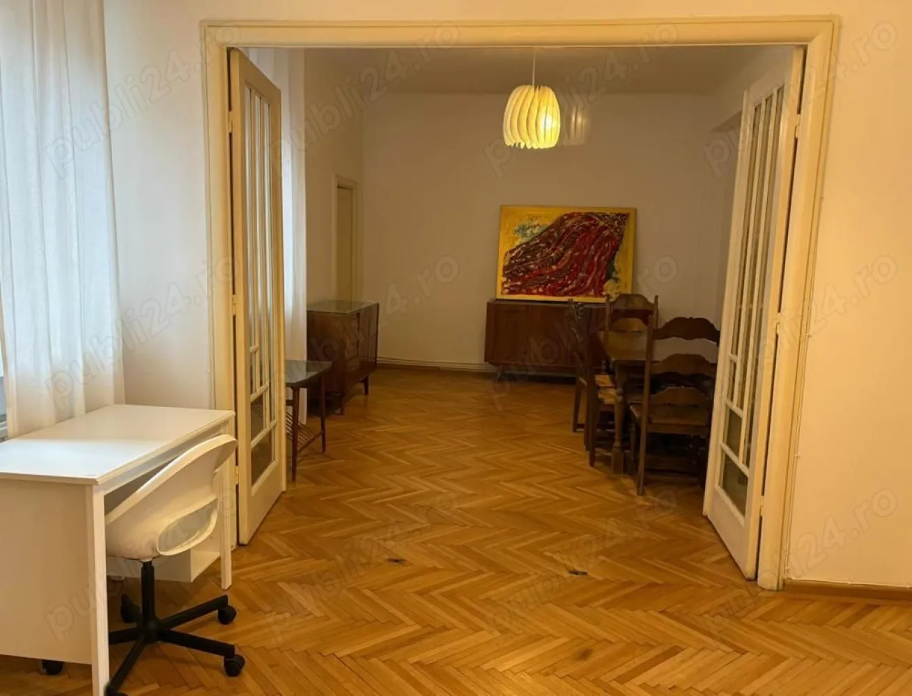 Ultracentral 4 camere - Vă propunem spre închiriere un apartament cu 4 camere și camera de serviciu, într-un bloc cu un regim de inaltime P+3E cu lift.Se recomandă rezidențial sau birouri Blocul se află în zona ultracentrală a orasului, lângă Bursă, aproape de piața Universității, și de toate atracțiile centrului capitalei. De asemenea, imobilul este in apropiere de metrou, autobuz, supermarket, parc, restaurant pub, centru universitar, scoala gradinita
 Imobilul nu este încadrat pe lista imobilelor cu grad seismic.
Apartamentul are un aer exclusivist, salonul fiind separat de living printr-un glasvand, are 2 dormitoare, baie, grup sanitar de serviciu, bucătărie, cameră de serviciu, cămară, balcon, termopane wenge, gresie, faianță, parchet de stejar, centrală termică in condesare proprie, mașină de spălat rufe, combină frigorifică, aragaz, hotă, cuptor electric, aer conditionat, internet WIFI și televiziune pe fibră optică.

Pret: 688 Euro Negociabil