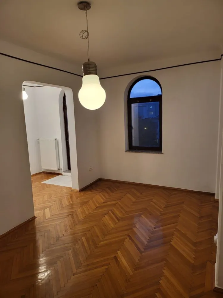 De inchiriat Apartament 5 camere - Apartament de închiriat. Dacia-intersectie cu Str.Icoanei foarte aproape de Gradina Icoanei, Piata Romana - apartamentul este situat la etajul 3 intr-un imobil elegant de 3 etaje, cu o intrare frumoasa si o arhitectuta specifica stilului interbelic.

- Apartamentul este format din 5 camere decomandate, hol, bucatarie, baie, wc-serviciu, camera tehnica, fiind construit pe intreaga suprafata a etajului, ideal pentru resedinta.

- Apartamentul beneficiaza de : -centrala de apartament, 2 unitati aer conditionat, geamuri termopan, masina de spalat rufe/vase, interfon, sistem de supraveghere video, usa metalica, iesire secundara, internet prin fibra optica-wifi. Imobilul nu are risc seismic.