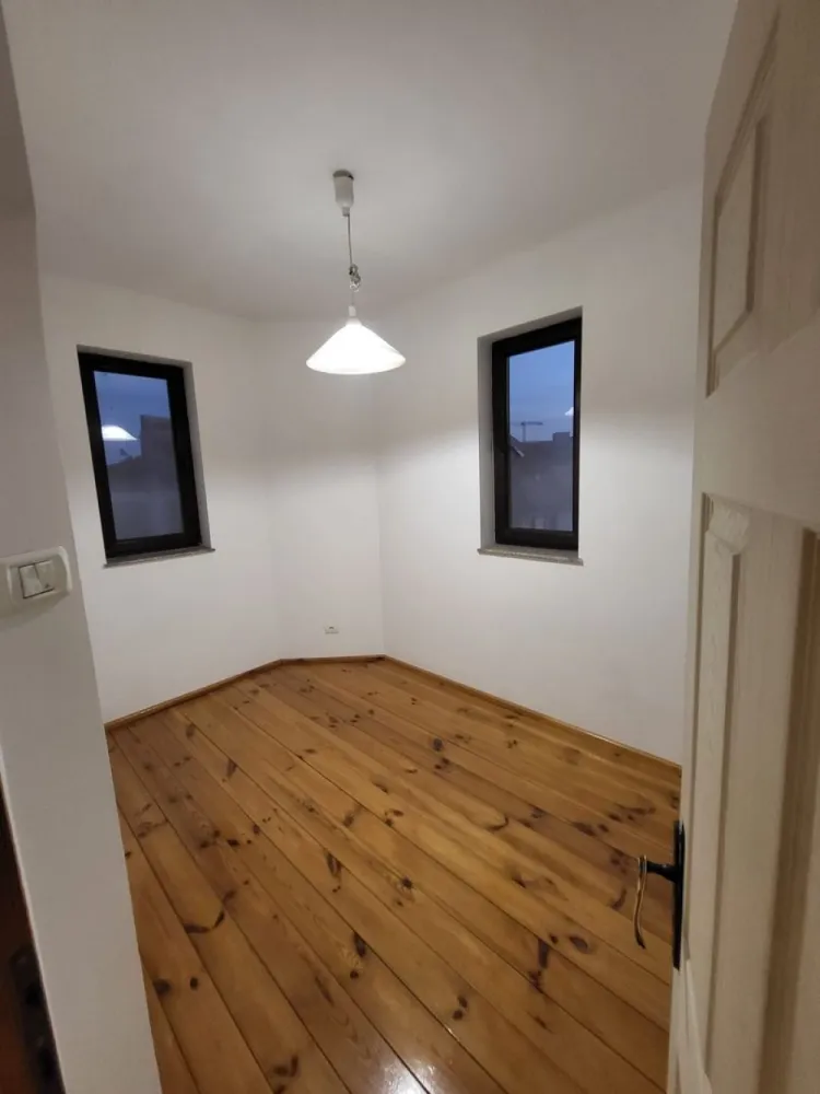 De inchiriat Apartament 5 camere - Apartament de închiriat. Dacia-intersectie cu Str.Icoanei foarte aproape de Gradina Icoanei, Piata Romana - apartamentul este situat la etajul 3 intr-un imobil elegant de 3 etaje, cu o intrare frumoasa si o arhitectuta specifica stilului interbelic.

- Apartamentul este format din 5 camere decomandate, hol, bucatarie, baie, wc-serviciu, camera tehnica, fiind construit pe intreaga suprafata a etajului, ideal pentru resedinta.

- Apartamentul beneficiaza de : -centrala de apartament, 2 unitati aer conditionat, geamuri termopan, masina de spalat rufe/vase, interfon, sistem de supraveghere video, usa metalica, iesire secundara, internet prin fibra optica-wifi. Imobilul nu are risc seismic.
