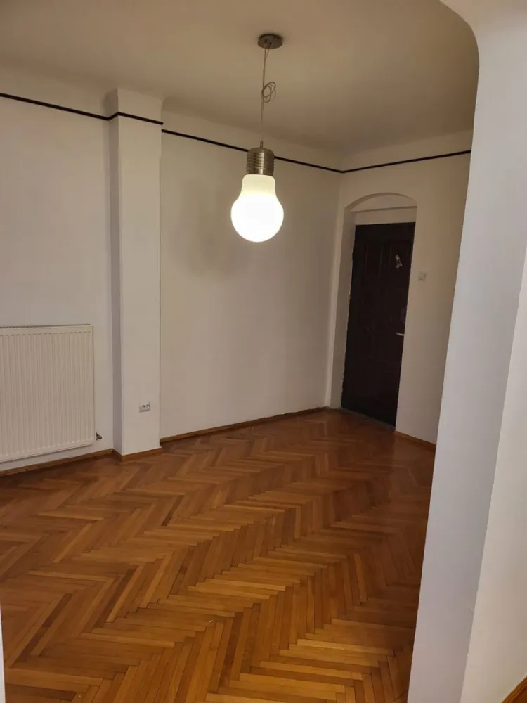 De inchiriat Apartament 5 camere - Apartament de închiriat. Dacia-intersectie cu Str.Icoanei foarte aproape de Gradina Icoanei, Piata Romana - apartamentul este situat la etajul 3 intr-un imobil elegant de 3 etaje, cu o intrare frumoasa si o arhitectuta specifica stilului interbelic.

- Apartamentul este format din 5 camere decomandate, hol, bucatarie, baie, wc-serviciu, camera tehnica, fiind construit pe intreaga suprafata a etajului, ideal pentru resedinta.

- Apartamentul beneficiaza de : -centrala de apartament, 2 unitati aer conditionat, geamuri termopan, masina de spalat rufe/vase, interfon, sistem de supraveghere video, usa metalica, iesire secundara, internet prin fibra optica-wifi. Imobilul nu are risc seismic.