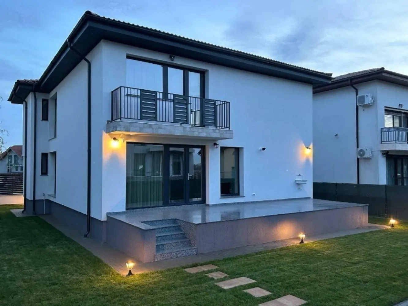 BRASADAS închiriază Vila Lux 4 Cam Aviatiei-Cart. H. Coanda. - Agenția BRASADAS ofera spre închiriere o vilă NOUA S+P+E, situată în Cartierul Henri Coandă din Sectorul 1,cartier aflat in zona de Nord a Bucurestiului in imediata apropiere a Drpciv si la 10-15 min de mers pana la Mall Promenada,Parcul Herastrau,Mall Baneasa.
Vila este construita in 2024 la nivel Premium,se afla la prima inchiriere si include: incalzire mixta pardoseala+calorifere,pardoseli din travertin si parchet triplustratificat,bai utilate complet cu obiecte sanitare Ideal Standard si baterii Grohe,centrala in condensatie de ultima generatie(2024)+termostat cu conexiune wifi ce poate fi comandat la distanta,tamplarie Salamander cu geamuri tripan,temoizolatie exterioara 15cm,porti motorizate,sistem monitorizare exterioara,corpuri de iluminat economice cu lumina calda atat la interior cat si la exterior.Aceste finisaje si dotari fac ca pretul facturilor lunare de utilitati si intretinere sa fie minim.

Casa are o suprafata de 280mp si este compusa din:â€¨-Subsol-amenajat si pretabil mai multor intrebuintari in functie de necesitati:locuit,dressing,spalatorie,crama,gym,etcâ€¨-Parter:living,dinning,bucatarie,grup sanitar,hol intrare,garaj auto cu acces direct in casaâ€¨Bucataria este open,configurata cu insula si dispune de finisaje de lux si dotari moderne Electrolux.Are multiple spatii de depozitare si este complet utilata cu frigider side by side,masina de spalat vase,plita inductie,plita gaz,cuptor electric cu convectie,cuptor cu microunde,spalator cu doua cuve.â€¨-Etaj: dormitor matrimonial cu dressing, baie proprie şi balcon.Tot la etaj se mai afla alte doua dormitoare,un alt dressing,baie si balcon

Curtea in suprafata de 450 mp este complet amenajata cu pavele,sistem drenaj,sistem de irigatii,gazon,sistem de iluminare exterior programabil,lumini fotocelula,camere de luat vederi.
Cartierul este conectat la piaţa Charles de Gaulle, Dorobanţi, Herăstrău prin linia de autobuz 343,are in apropiere mai multe magazine: Kaufland,Lidl,Pipera Plaza,BebeTei,magazin de cartier apropiere se afla mai multe scoli,gradinite,afterschool. â€¨Cartierul este foarte linistit,strazile sunt mari,traficul este redus nefiind zona de tranzit,multiple locuri de parcare,locuri de joaca pentru copii,spatii verzi amenajate cu copaci,iarba,irigatii stradale,alei pietonale.

Pentru mai multe oferte accesați www.brasadas.com.