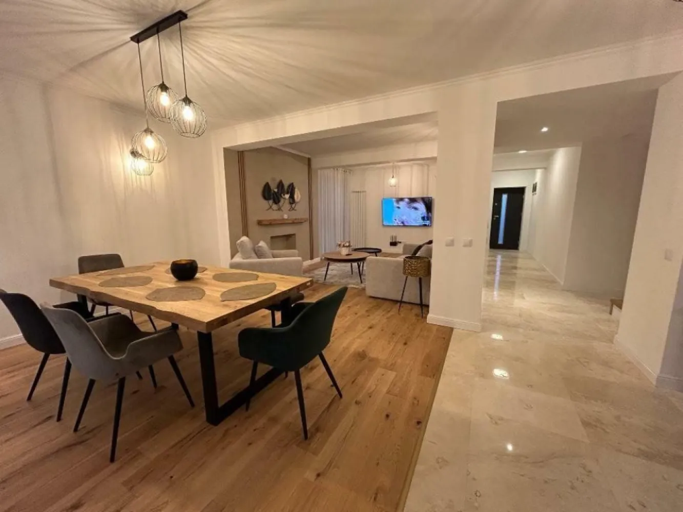 BRASADAS închiriază Vila Lux 4 Cam Aviatiei-Cart. H. Coanda. - Agenția BRASADAS ofera spre închiriere o vilă NOUA S+P+E, situată în Cartierul Henri Coandă din Sectorul 1,cartier aflat in zona de Nord a Bucurestiului in imediata apropiere a Drpciv si la 10-15 min de mers pana la Mall Promenada,Parcul Herastrau,Mall Baneasa.
Vila este construita in 2024 la nivel Premium,se afla la prima inchiriere si include: incalzire mixta pardoseala+calorifere,pardoseli din travertin si parchet triplustratificat,bai utilate complet cu obiecte sanitare Ideal Standard si baterii Grohe,centrala in condensatie de ultima generatie(2024)+termostat cu conexiune wifi ce poate fi comandat la distanta,tamplarie Salamander cu geamuri tripan,temoizolatie exterioara 15cm,porti motorizate,sistem monitorizare exterioara,corpuri de iluminat economice cu lumina calda atat la interior cat si la exterior.Aceste finisaje si dotari fac ca pretul facturilor lunare de utilitati si intretinere sa fie minim.

Casa are o suprafata de 280mp si este compusa din:â€¨-Subsol-amenajat si pretabil mai multor intrebuintari in functie de necesitati:locuit,dressing,spalatorie,crama,gym,etcâ€¨-Parter:living,dinning,bucatarie,grup sanitar,hol intrare,garaj auto cu acces direct in casaâ€¨Bucataria este open,configurata cu insula si dispune de finisaje de lux si dotari moderne Electrolux.Are multiple spatii de depozitare si este complet utilata cu frigider side by side,masina de spalat vase,plita inductie,plita gaz,cuptor electric cu convectie,cuptor cu microunde,spalator cu doua cuve.â€¨-Etaj: dormitor matrimonial cu dressing, baie proprie şi balcon.Tot la etaj se mai afla alte doua dormitoare,un alt dressing,baie si balcon

Curtea in suprafata de 450 mp este complet amenajata cu pavele,sistem drenaj,sistem de irigatii,gazon,sistem de iluminare exterior programabil,lumini fotocelula,camere de luat vederi.
Cartierul este conectat la piaţa Charles de Gaulle, Dorobanţi, Herăstrău prin linia de autobuz 343,are in apropiere mai multe magazine: Kaufland,Lidl,Pipera Plaza,BebeTei,magazin de cartier apropiere se afla mai multe scoli,gradinite,afterschool. â€¨Cartierul este foarte linistit,strazile sunt mari,traficul este redus nefiind zona de tranzit,multiple locuri de parcare,locuri de joaca pentru copii,spatii verzi amenajate cu copaci,iarba,irigatii stradale,alei pietonale.

Pentru mai multe oferte accesați www.brasadas.com.