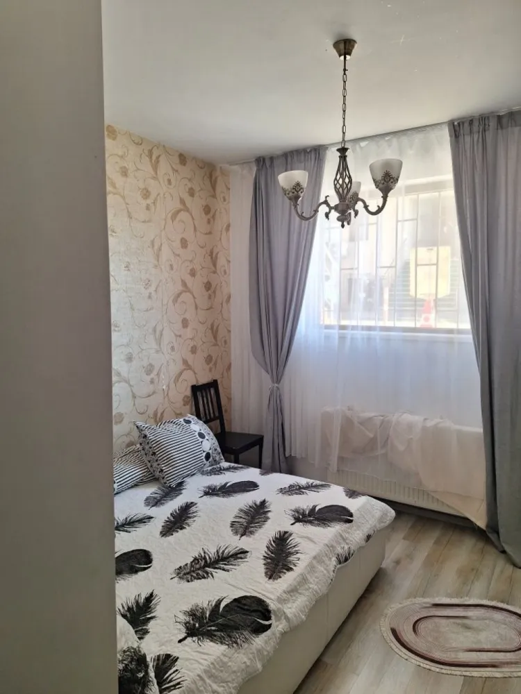 Inchiriez Apartament 2camere - Apartament 2camere decomandat, 400e chiria și 600e garantie ,50mp,aer condiționatcl,complet utilat,,sector 5 urban confort,loc de parcare inclus.Regim hotelier 250lei /zi
Blocul este finalizat la sfârșitul anului 2013, este monitorizat video interior-exterior, dispune de interfon, STB la 1 minut distanță, 117-acces spre Piața Unirii, 220, 139, 32, supermarket-uri în incinta complexului, Careffour, Lidl, Mega-Image, La Doi Pași, Pepco, Coral, farmacii, restaurante, fast-food-uri, parcuri și locuri de joacă, școli și grădinițe, în vecinătate se află și Târgul Pucheni 07******51