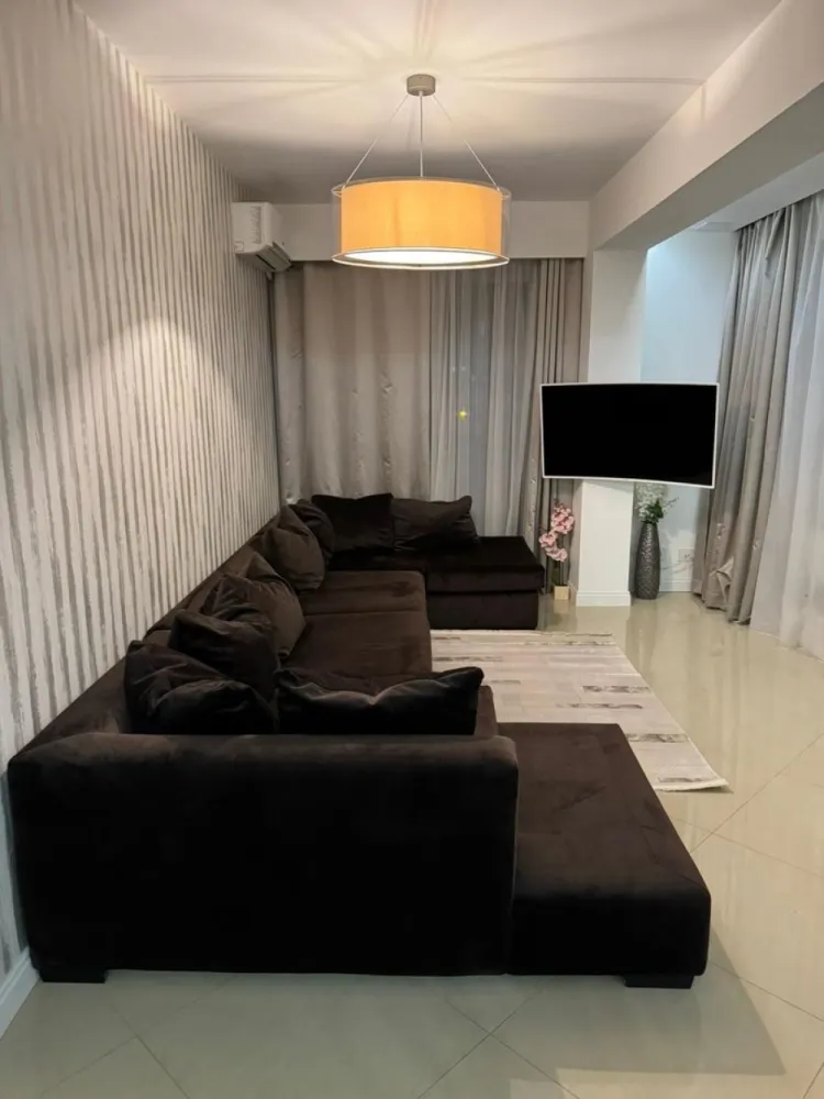 Apartament premium cu 2 camere, ultracentral, cu terasa- Prima Sucevei - Immosell vă propune spre vânzare un apartament premium cu 2 camere, situat ultracentral în Oradea, în complexul Prima Sucevei.

Poziționat la etajul 5 din 10, apartamentul este complet mobilat și utilat premium, cu finisaje de calitate superioară și disponibilitate imediată.

Proprietatea are o suprafață utilă de 53,74 mp, la care se adaugă un balcon de 8 mp aferent dormitorului și o terasă generoasă de 33,30 mp, cu acces direct din living. Suprafața totală utilă este de 95,10 mp, iar suprafața construită este de 119 mp.

În preț este inclus și un loc de parcare subteran.

Un apartament elegant, modern și exclusivist, ideal pentru locuire sau investiție.

Preț: 174 000 euro neg.

Contact Sorin Gligor - 0731 290 032
www.immosell.ro