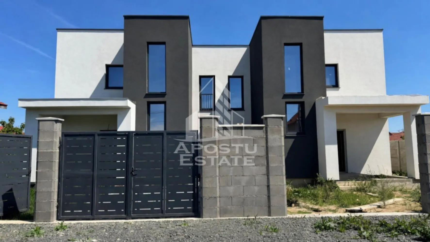 Duplex 4 camere , gradina, Beregsau Mare , Timisoara, Timis - Agentia imobiliara APOSTU ESTATE va prezinta in EXCLUSIVITATE acest duplex situat la intrarea in Beregsau Mare, la doar 15 minute de Timisoara, judetul Timis.
Compartimentare
Parter:
•⁠ ⁠Camera tehnica
•⁠ ⁠Baie de serviciu
•⁠ ⁠Living cu bucatarie open-space
•⁠ ⁠Spatiu de depozitare sub scara
•⁠ ⁠Terasa
•⁠ ⁠Gradina
Etaj:
•⁠ ⁠Dormitor matrimonial cu dressing
•⁠ ⁠Doua dormitoare
•⁠ ⁠Baie cu cada si dus

Locuinta este predata la cheie, nemobilata si neutilata, fiind pregatita pentru amenajarea dupa propriul stil.

La parter se afla zona de zi, formata dintr-un living cu bucatarie open-space, cu acces direct catre terasa si gradina. Tot aici se gasesc o baie de serviciu, camera tehnica si un spatiu de depozitare amenajat sub scara.

Etajul este compartimentat in trei dormitoare, dintre care dormitorul matrimonial beneficiaza de dressing propriu si iesire spre terasa.Baia principala deserveste intregul nivel si este dotata atat cu cada, cat si cu dus.

O locuinta practica si bine compartimentata, amplasata intr-o zona linistita, cu acces rapid catre Timisoara.

ID INTERN: CP3112963
