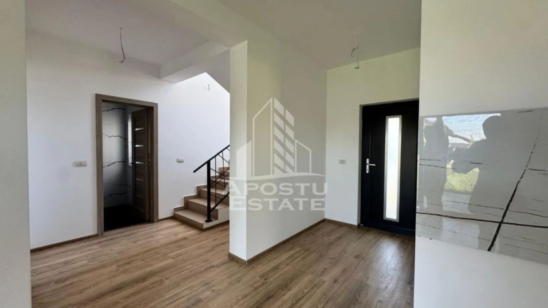 Duplex 4 camere , gradina, Beregsau Mare , Timisoara, Timis - Agentia imobiliara APOSTU ESTATE va prezinta in EXCLUSIVITATE acest duplex situat la intrarea in Beregsau Mare, la doar 15 minute de Timisoara, judetul Timis.
Compartimentare
Parter:
•⁠ ⁠Camera tehnica
•⁠ ⁠Baie de serviciu
•⁠ ⁠Living cu bucatarie open-space
•⁠ ⁠Spatiu de depozitare sub scara
•⁠ ⁠Terasa
•⁠ ⁠Gradina
Etaj:
•⁠ ⁠Dormitor matrimonial cu dressing
•⁠ ⁠Doua dormitoare
•⁠ ⁠Baie cu cada si dus

Locuinta este predata la cheie, nemobilata si neutilata, fiind pregatita pentru amenajarea dupa propriul stil.

La parter se afla zona de zi, formata dintr-un living cu bucatarie open-space, cu acces direct catre terasa si gradina. Tot aici se gasesc o baie de serviciu, camera tehnica si un spatiu de depozitare amenajat sub scara.

Etajul este compartimentat in trei dormitoare, dintre care dormitorul matrimonial beneficiaza de dressing propriu si iesire spre terasa.Baia principala deserveste intregul nivel si este dotata atat cu cada, cat si cu dus.

O locuinta practica si bine compartimentata, amplasata intr-o zona linistita, cu acces rapid catre Timisoara.

ID INTERN: CP3112963