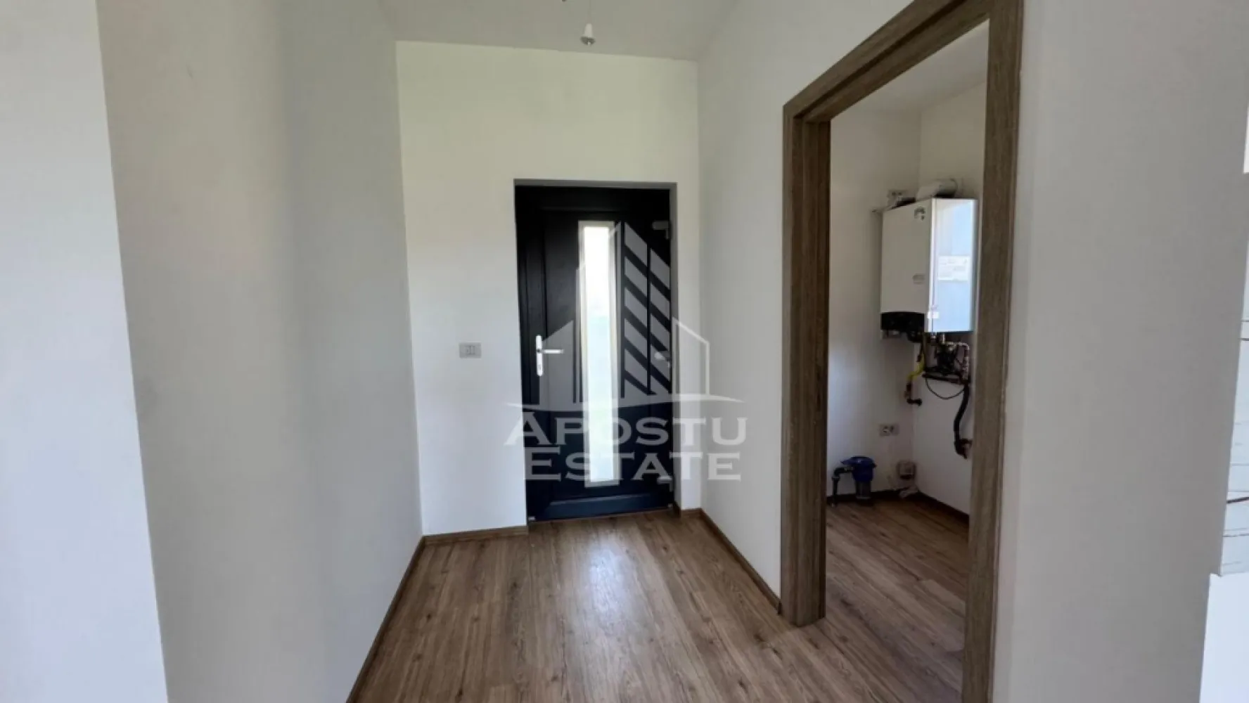 Duplex 4 camere , gradina, Beregsau Mare , Timisoara, Timis - Agentia imobiliara APOSTU ESTATE va prezinta in EXCLUSIVITATE acest duplex situat la intrarea in Beregsau Mare, la doar 15 minute de Timisoara, judetul Timis.
Compartimentare
Parter:
•⁠ ⁠Camera tehnica
•⁠ ⁠Baie de serviciu
•⁠ ⁠Living cu bucatarie open-space
•⁠ ⁠Spatiu de depozitare sub scara
•⁠ ⁠Terasa
•⁠ ⁠Gradina
Etaj:
•⁠ ⁠Dormitor matrimonial cu dressing
•⁠ ⁠Doua dormitoare
•⁠ ⁠Baie cu cada si dus

Locuinta este predata la cheie, nemobilata si neutilata, fiind pregatita pentru amenajarea dupa propriul stil.

La parter se afla zona de zi, formata dintr-un living cu bucatarie open-space, cu acces direct catre terasa si gradina. Tot aici se gasesc o baie de serviciu, camera tehnica si un spatiu de depozitare amenajat sub scara.

Etajul este compartimentat in trei dormitoare, dintre care dormitorul matrimonial beneficiaza de dressing propriu si iesire spre terasa.Baia principala deserveste intregul nivel si este dotata atat cu cada, cat si cu dus.

O locuinta practica si bine compartimentata, amplasata intr-o zona linistita, cu acces rapid catre Timisoara.

ID INTERN: CP3112963