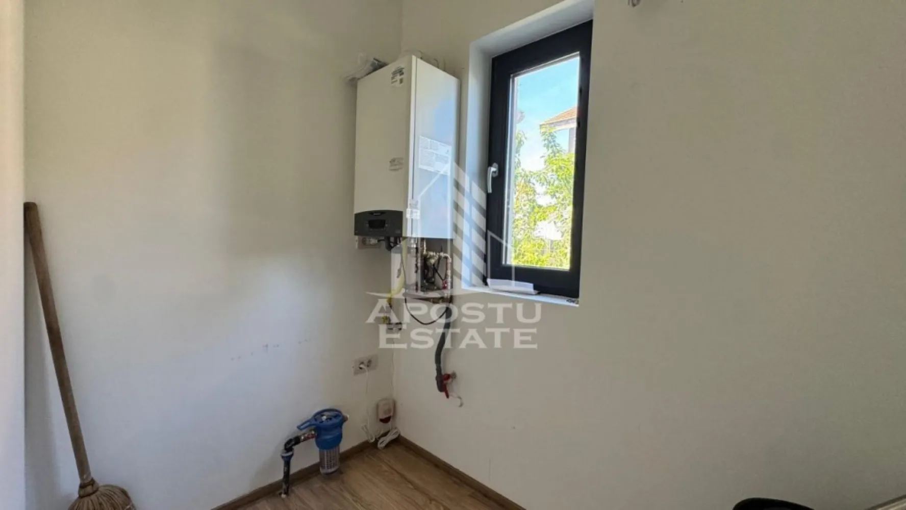 Duplex 4 camere , gradina, Beregsau Mare , Timisoara, Timis - Agentia imobiliara APOSTU ESTATE va prezinta in EXCLUSIVITATE acest duplex situat la intrarea in Beregsau Mare, la doar 15 minute de Timisoara, judetul Timis.
Compartimentare
Parter:
•⁠ ⁠Camera tehnica
•⁠ ⁠Baie de serviciu
•⁠ ⁠Living cu bucatarie open-space
•⁠ ⁠Spatiu de depozitare sub scara
•⁠ ⁠Terasa
•⁠ ⁠Gradina
Etaj:
•⁠ ⁠Dormitor matrimonial cu dressing
•⁠ ⁠Doua dormitoare
•⁠ ⁠Baie cu cada si dus

Locuinta este predata la cheie, nemobilata si neutilata, fiind pregatita pentru amenajarea dupa propriul stil.

La parter se afla zona de zi, formata dintr-un living cu bucatarie open-space, cu acces direct catre terasa si gradina. Tot aici se gasesc o baie de serviciu, camera tehnica si un spatiu de depozitare amenajat sub scara.

Etajul este compartimentat in trei dormitoare, dintre care dormitorul matrimonial beneficiaza de dressing propriu si iesire spre terasa.Baia principala deserveste intregul nivel si este dotata atat cu cada, cat si cu dus.

O locuinta practica si bine compartimentata, amplasata intr-o zona linistita, cu acces rapid catre Timisoara.

ID INTERN: CP3112963